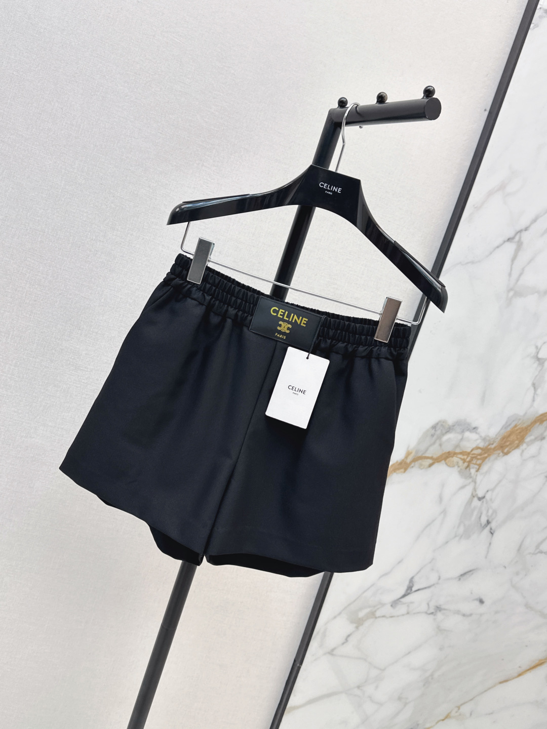 NO:876838,Ce 26Ss————The latest spring and summer style with small leather tags decorated elastic waist shorts with logo leather tag stitching design. The A-line version is loose and slimming. Easy to put on and take off and fits well. Modifies the leg lines. The black color is versatile. It can be worn with a T-shirt. A shirt or a knitted vest looks good. A must-have and versatile item for the summer wardrobe. Two colors are available in stock, sml, shorts, shirts, tees, t-shirt,19860909Ce 26Ss————春夏最新款小皮牌装饰松紧腰短裤logo皮牌缝合设计 A字版型宽松显瘦 穿脱方便又贴合 修饰腿部线条 黑色百搭 随手搭T恤 衬衫或针织背心都很好看 夏季衣橱必备百搭单品 两色现货发售sml,,shorts,shirts,tees，t-shirt,,Women's clothing