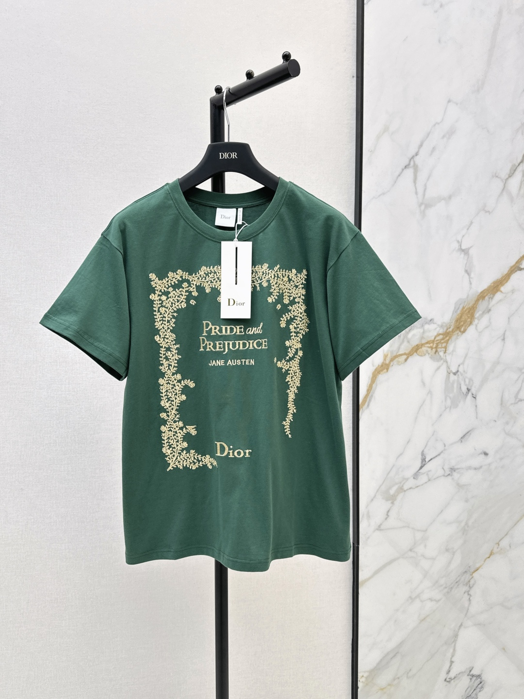 NO:845990,CD 26Ss————The latest spring and summer embroidered short-sleeved T-shirt made of pure cotton with golden embossed embroidery on the front. Retro and elegant design that combines literature and fashion. Suitable for daily wear or special occasions. Shows taste and cultural atmosphere. Exquisite details. Essential for daily wear. Two colors available for sale sml, T-shirt, tees, t-shirt,19860909CD 26Ss————春夏最新款刺绣短袖T恤纯棉材质 正面金色浮雕刺绣 复古优雅 设计融合文学与时尚 适合日常或特殊场合穿搭 彰显品味与文化气息 细节精致 日常穿搭必备 两色现货发售sml,,T-shirt,tees，t-shirt,,Women's clothing