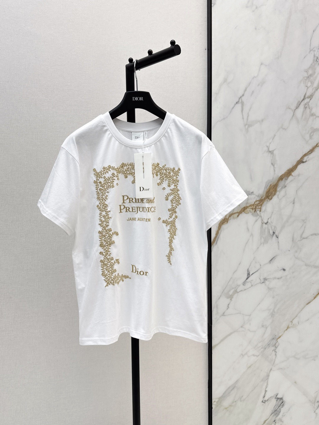 NO:845994,CD 26Ss————The latest spring and summer embroidered short-sleeved T-shirt made of pure cotton. Golden embossed embroidery on the front. Retro and elegant design. Fusion of literature and fashion. Suitable for daily wear or special occasions. Shows taste and cultural atmosphere. Exquisite details. Essential for daily wear. Two colors ready for sale sml, T-shirt, tees, t-shirt,19860909CD 26Ss————春夏最新款刺绣短袖T恤纯棉材质 正面金色浮雕刺绣 复古优雅 设计融合文学与时尚 适合日常或特殊场合穿搭 彰显品味与文化气息 细节精致 日常穿搭必备 两色现货发售sml,,T-shirt,tees，t-shirt,,Women's clothing