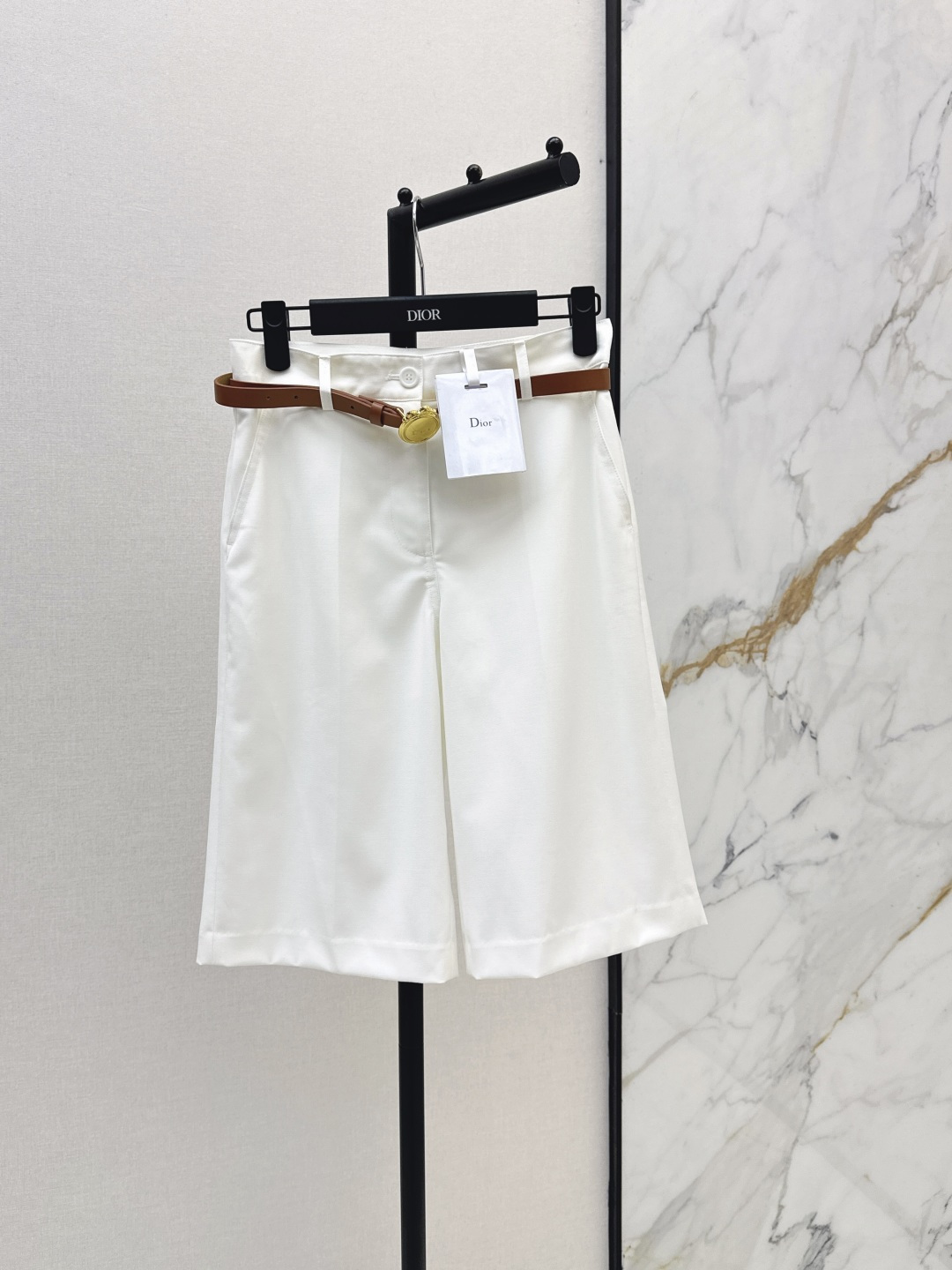 NO:846006,CD 26Ss - the latest spring and summer simple and elegant trousers with belt decoration. Very high-end imported texture. Pay close attention to the details. The color is super correct and the upper body is very cool. Clean and classy. It completely complies with the level of high-end ready-to-wear. I can't help but love it. One color ready for sale smlxl,,19860909CD 26Ss———春夏最新款简洁大气腰带装饰西裤 非常高级的进口质地 仔细看细节 颜色超正上身非常飒爽 干净有品 完全按照高定成衣水准 无法不爱 一色现货发售smlxl,,,Women's clothing