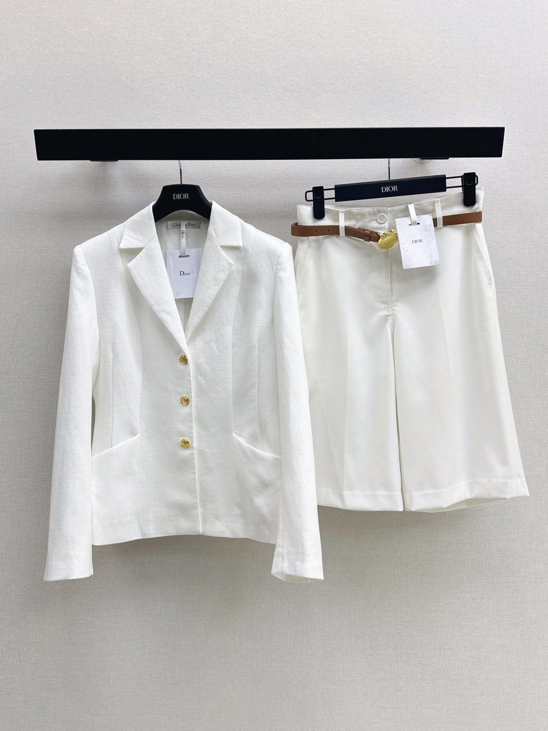 NO:846010,CD 26Ss————The latest simple and elegant suit jacket for spring and summer. Very high-end imported texture. Pay close attention to the details. The upper body is very sassy. Clean and classy. Improves temperament. Recommended to match. One color ready for sale smlxl,, jackets & coats, business suit,19860909CD 26Ss————春夏最新款简洁大气西装外套 非常高级的进口质地 仔细看细节 上身非常飒 干净有品 提气质 推荐一套搭配 一色现货发售smlxl,,jackets & coats,business suit,,Women's clothing
