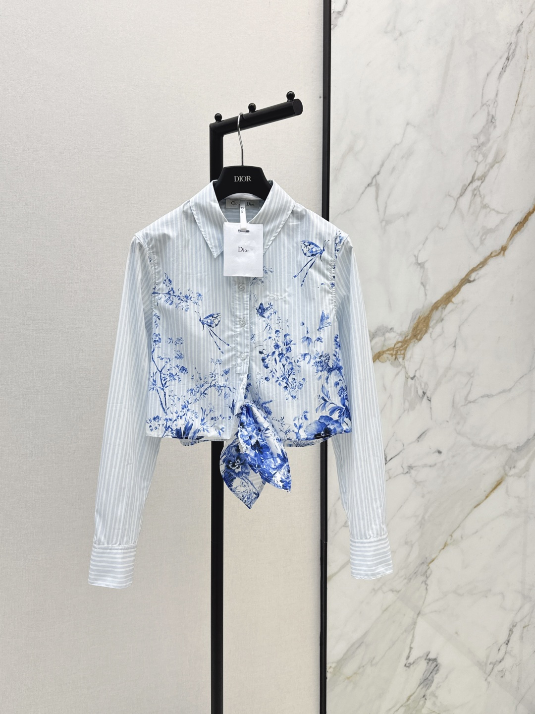 NO:846018,CD 26Ss————The latest floral short shirt for spring and summer, low-key luxury three-dimensional tailoring, streamlined line design, noble and elegant, and full of gentle and intellectual temperament. Imported special materials will be amazing when you receive it. The texture of the customized fabric is awesome. One color ready for sale sml xl,, shirts,19860909CD 26Ss————春夏最新花卉短款衬衫低调奢华立体剪裁 精简线条感设计 高贵典雅又尽显温柔知性的气质 进口特殊材质 收到手会很惊艳 定制面料质感超赞 一色现货现货发售sml xl,,shirts,,Women's clothing