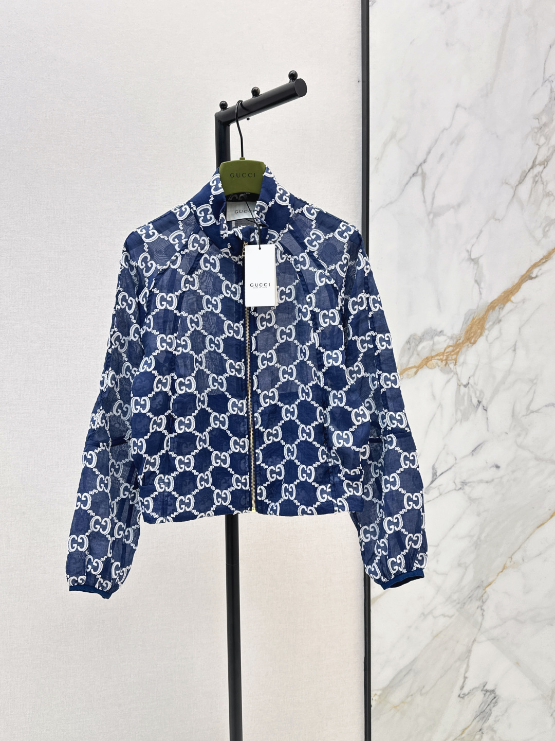 NO:845991,Gu 26Ss————The latest GG jacquard stand-collar jacket for spring and summer. The special material has a sense of texture. Every small detail is paid great attention to. It has just the right sense of high-end. Three-dimensional tailoring makes the upper body of the garment more refined and stylish. Two colors are available in stock. sml m,,jackets & coats,19860909Gu 26Ss————春夏最新款gg提花立领外套特殊材质有肌理感 每个小细节都非常注重 恰到好处的高级感 立体剪裁 让成衣上身更为精致洋气 两色现货发售sml m,,jackets & coats,,Women's clothing