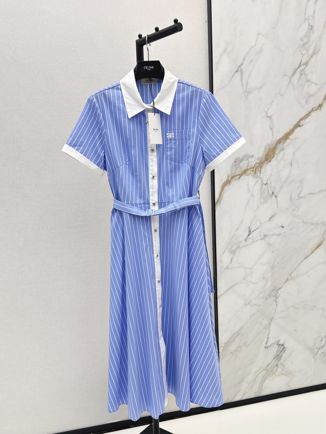 NO:846007,Ce 26Ss——————The latest spring and summer long striped dress with contrasting lapels. The upper body is full of fashionable and high-end sense. The fabric texture is very nice. It is fashionable and high-end. The color is super positive. The upper body is white and slim. It is a cool and handsome classic series. You can walk with wind. The upper body has full aura. The length is just right and easy to control. One color ready for sale sml,,skirts,19860909Ce 26Ss—————春夏最新款撞色翻领长款条纹连衣裙 上身就是满满的时髦高级感自带气场 面料质感很奈斯 时髦又高级 颜色超级正 上身显白又显瘦 自带酷帅感的经典系列 走路都带风 上身气场全开 长度恰到好处 轻松驾驭 一色现货发售sml,,skirts,,Women's clothing