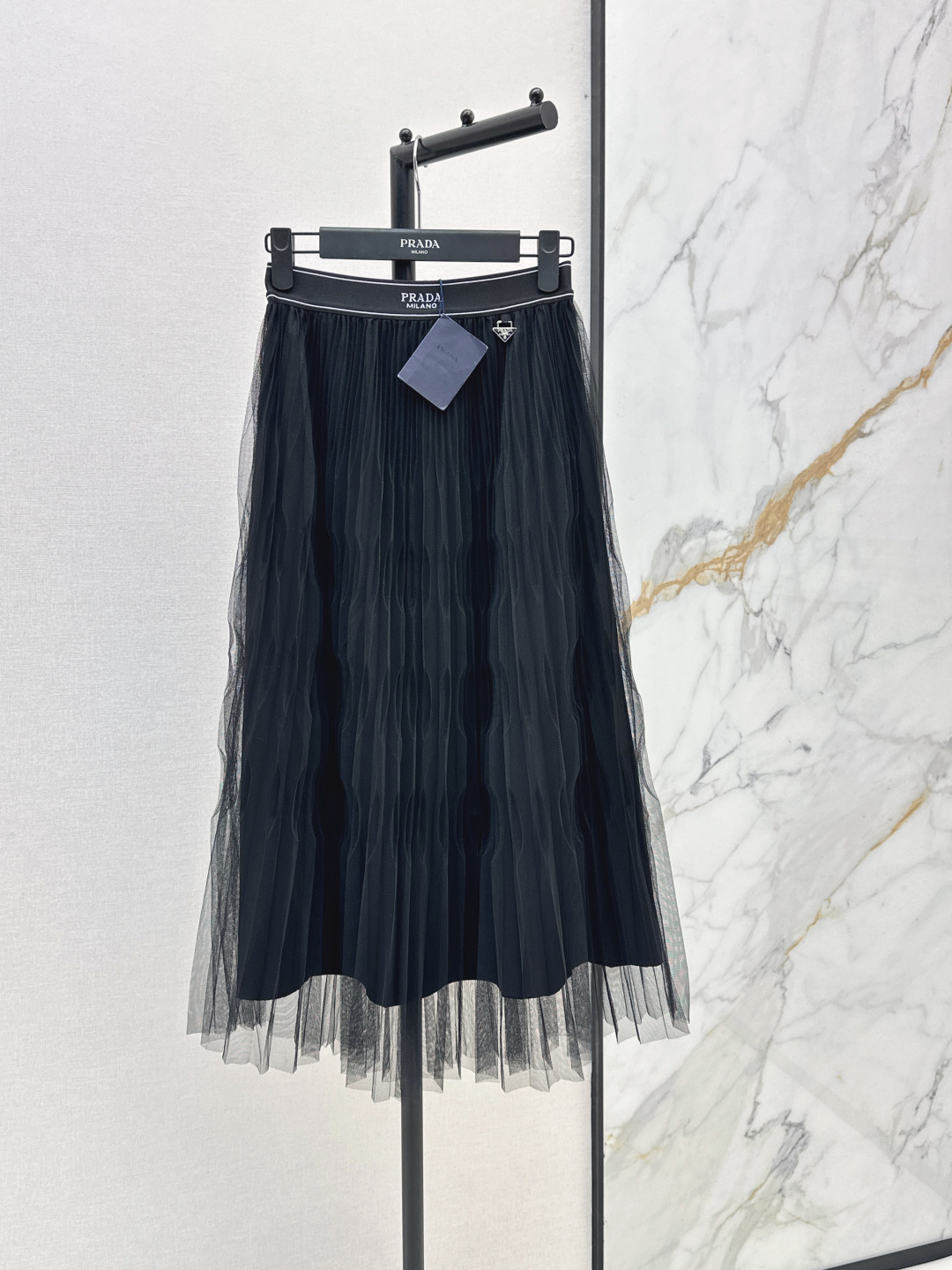 NO:846011,PD 26Ss————The latest spring and summer style mesh skirt with triangle logo and elastic waist. It is high-end and elegant. It is soft and very comfortable. It has a full sense of high-end wear. It is light and soft. It is very good in kind. The upper body is fashionable and versatile. Two colors are available for sale sml,,skirts,19860909PD 26Ss————春夏最新款三角标装饰松紧腰网纱半裙 高级大气 柔软很舒服 满满的穿搭高级感 轻盈柔软 实物非常赞 上身洋气百搭 两色现货发售sml,,skirts,,Women's clothing