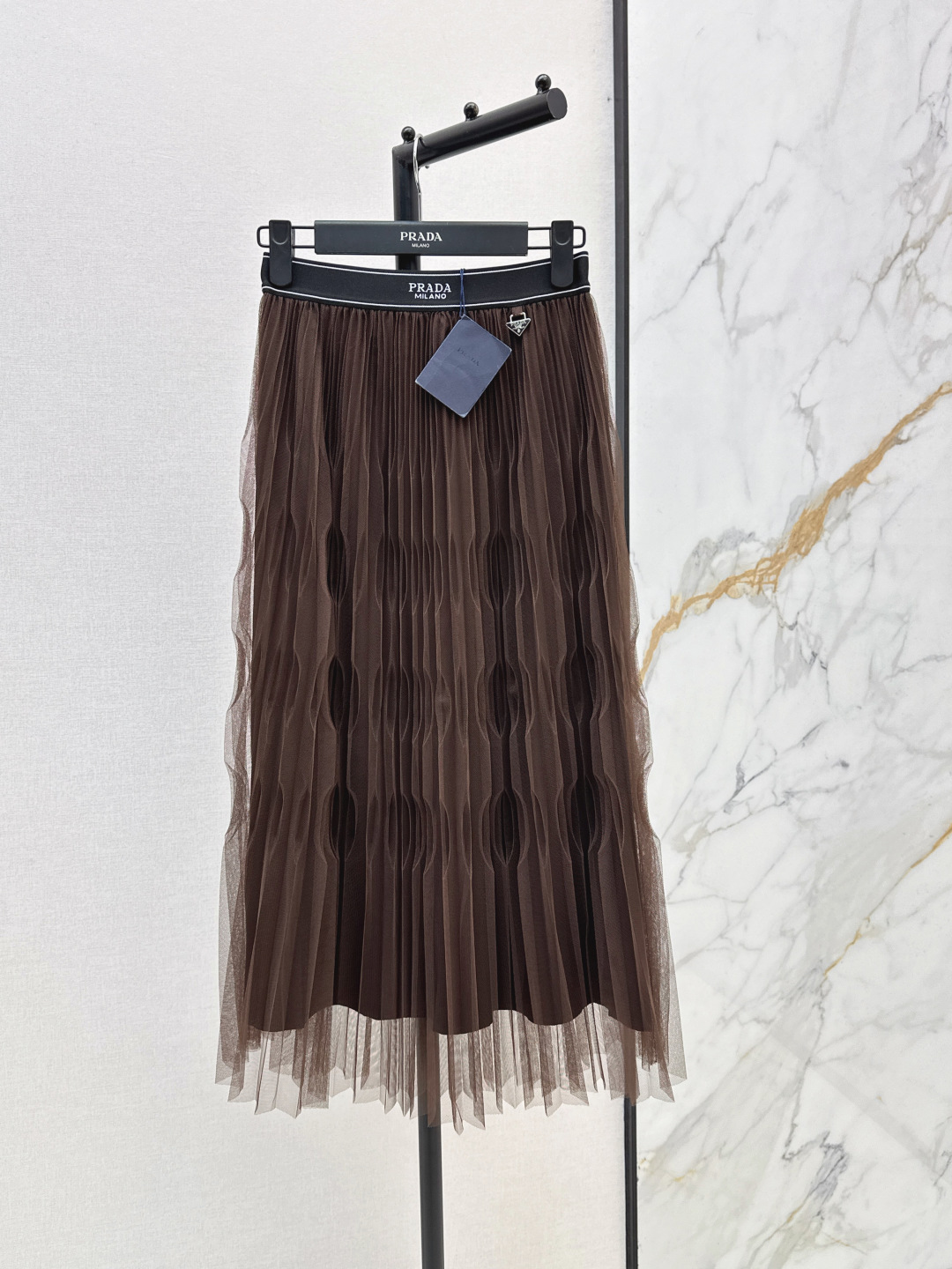 NO:846015,PD 26Ss————The latest spring and summer style mesh skirt with triangle logo and elastic waist. It is high-end and elegant. It is soft and very comfortable. It has a full sense of high-end wear. It is light and soft. It is very good in kind. The upper body is fashionable and versatile. Two colors are available for sale sml,,skirts,19860909PD 26Ss————春夏最新款三角标装饰松紧腰网纱半裙 高级大气 柔软很舒服 满满的穿搭高级感 轻盈柔软 实物非常赞 上身洋气百搭 两色现货发售sml,,skirts,,Women's clothing