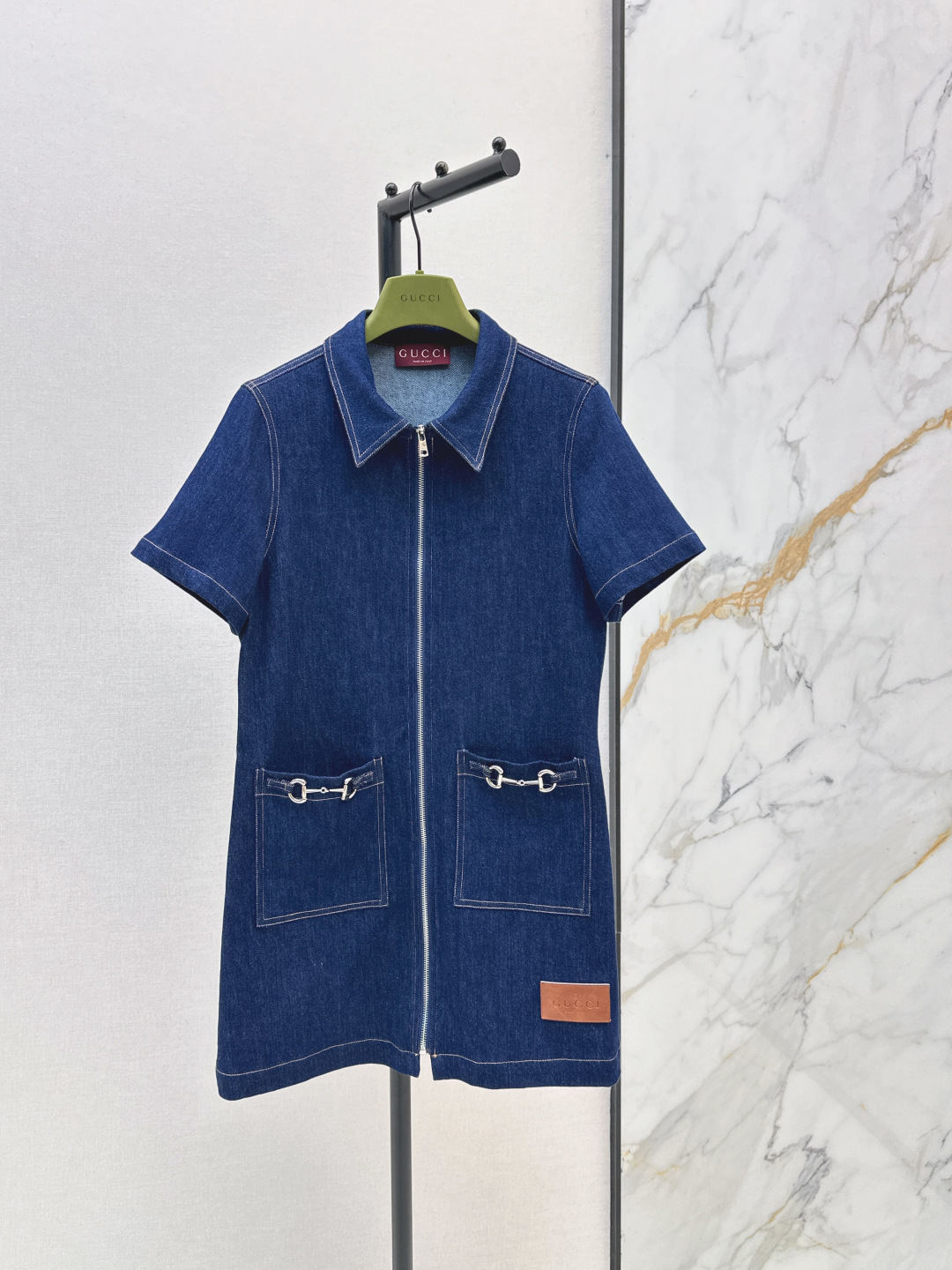 NO:846019,Gu 26Ss————The latest spring and summer denim dress with horseshoe buckle decoration and lapel. It is super fashionable. The upper body is cool and sassy with a unique color tone. The texture is fine and the cotton feels natural. It is muscular yet soft. Super beautiful. One color ready for sale sml,,skirts,19860909Gu 26Ss————春夏最新款马蹄扣装饰翻领牛仔连衣裙 超时髦 个性色调上身又酷又飒爽 纹理细腻棉感自然 既有筋骨感又不失柔软 超级漂亮 一色现货发售sml,,skirts,,Women's clothing