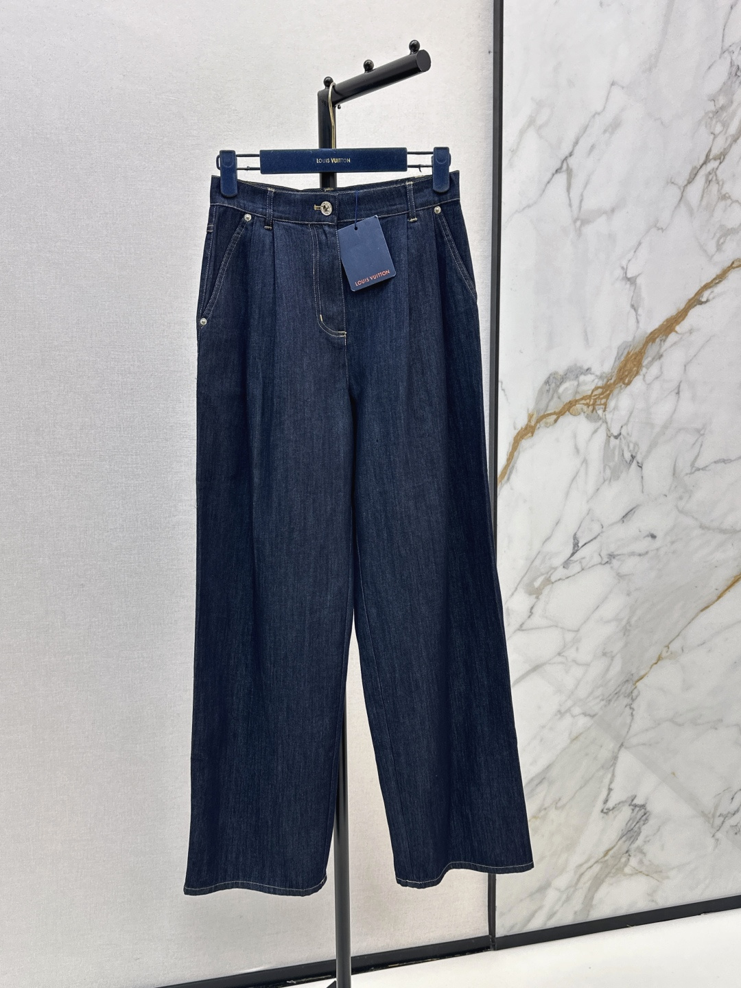 NO:846030,L Family 26Ss————The latest spring and summer high-waisted denim trousers with retro fabric texture and crisp texture. High-waisted pleated design optimizes waist-to-hip ratio. Accurately raises waistline. Wide-leg tailoring modifies leg shape. Retro contrasting topstitching outlines lines. Paired with exquisite hardware details. Suitable for matching with T-shirts, shirts and short tops. One color ready for sale sml, louis vuitton, shirts, tees, t-shirt,19860909L家 26Ss————春夏最新款高腰牛仔长裤复古面料肌理与挺括质感 高腰打褶设计优化腰臀比例 精准拉高腰线 阔腿剪裁修饰腿型 复古撞色明线勾勒线条 搭配精致五金细节 搭配T恤 衬衫 短款上衣都超合适 一色现货发售sml,,louis vuitton,shirts,tees，t-shirt,,Women's clothing