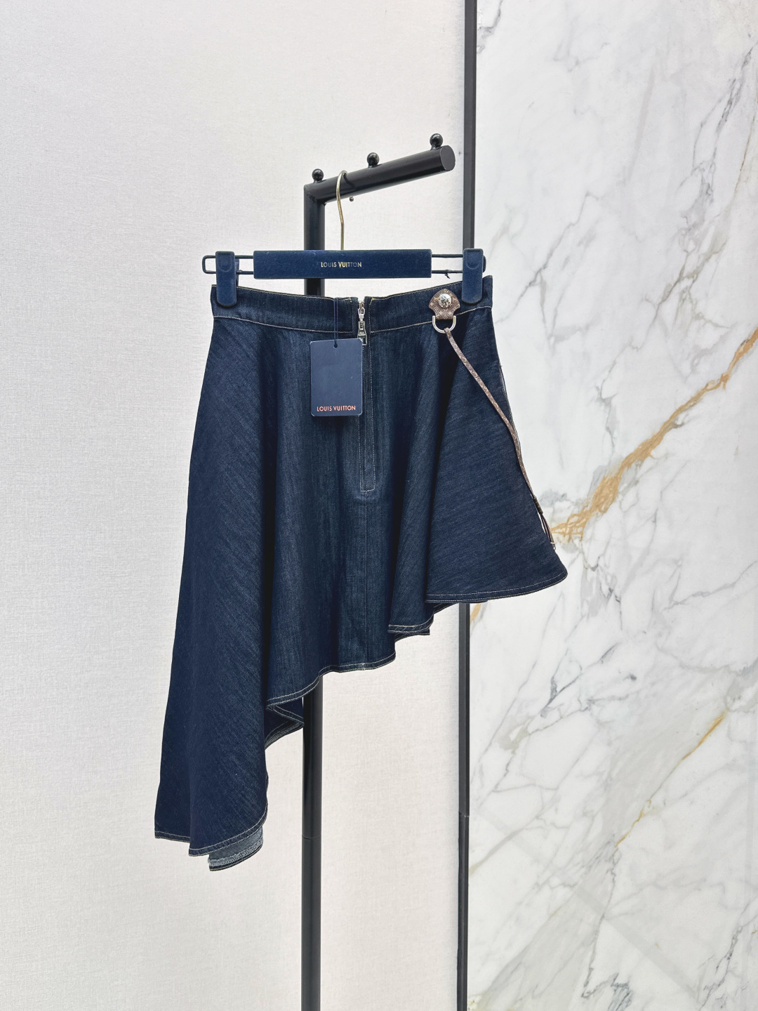 NO:846043,L's 26Ss————The latest irregular denim skirt for spring and summer. Retro fabric texture and drape texture. High-waisted A-line silhouette with presbyopic belt on the side to accurately tighten the waist. Irregular bias-cut large skirt breaks the convention. Open-stitch outline is neat and elegant without losing personality. It is suitable for commuting, leisure, light social and other diverse scenes. Easily create an effortless light luxury look. One color ready for sale sml l,, louis vuitton, skirts,19860909L家 26Ss————春夏最新款不规则牛仔半裙 复古面料肌理与垂坠质感 高腰A字廓形侧边搭配老花腰带精准收腰 不规则斜裁大裙摆打破常规 明线走线勾勒 利落大气又不失个性 适配通勤 休闲 轻社交等多元场景 轻松打造不费力的轻奢造型 一色现货发售sml l,,louis vuitton,skirts,,Women's clothing