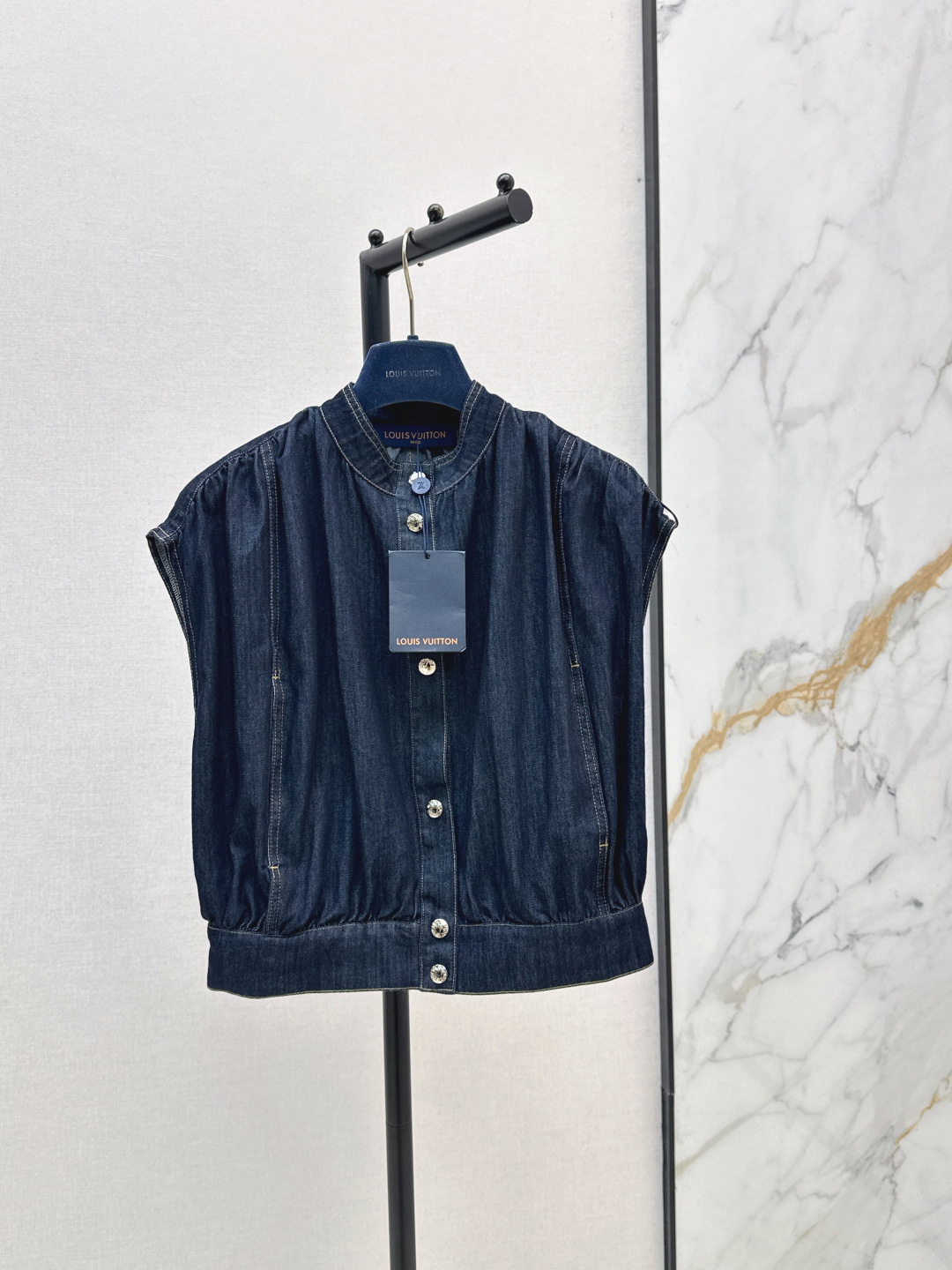NO:846048,L's 26Ss - the latest stand-up collar denim vest for spring and summer. Retro texture and crisp texture. The stand-up collar modifies the shoulder shape. Single-breasted design. Matches the elastic waistband at the hem. Presbyopic leather brand embellishment on the shoulders. Full details. The topstitching is exquisite and neat. It goes well with shirts or T-shirts. It can be easily worn in daily life or on vacation. Fashionable and practical. One color ready for sale. sml l,, louis  vuitton,shirts,tees,t-shirt,19860909L家 26Ss————春夏最新款立领牛仔马甲 复古肌理与挺括质感 立领修饰肩型 单排扣设计 搭配下摆腰头松紧收腰剪裁 肩部老花皮牌点缀 细节拉满 明线走线精致工整 搭配衬衫或T恤都很出彩 日常或度假都能轻松驾驭 时髦又实用 一色现货发售sml l,,louis vuitton,shirts,tees，t-shirt,,Women's clothing