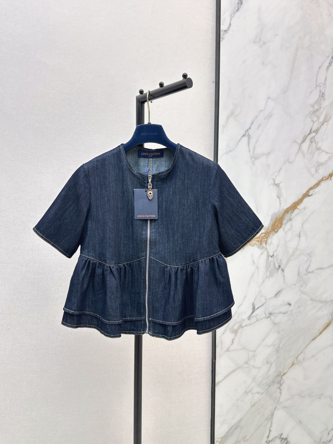 NO:846054,L Family 26Ss————The latest spring and summer round neck denim short-sleeved tops with retro fabric texture and crisp texture. Collarless round neck simple tailoring. The zipper in the middle is neat and elegant. Double-layer three-dimensional lotus leaf double-layer hem at the waist. Cleverly modify the waist shape and optimize the body proportions. The short silhouette raises the waistline and can be easily controlled in daily life or vacation. It is both practical and fashionable. One color ready for sale sml,, louis vuitton, T-shirt,19860909L家 26Ss————春夏最新款圆领牛仔短袖上衣复古面料肌理与挺括质感 无领圆领简约剪裁 正中间拉链利落大气 腰部双层立体荷叶双层下摆 巧妙修饰腰型 优化身材比例 短款廓形拉高腰线 日常或度假都能轻松驾驭 兼具实用与时尚感 一色现货发售sml,,louis vuitton,T-shirt,,Women's clothing