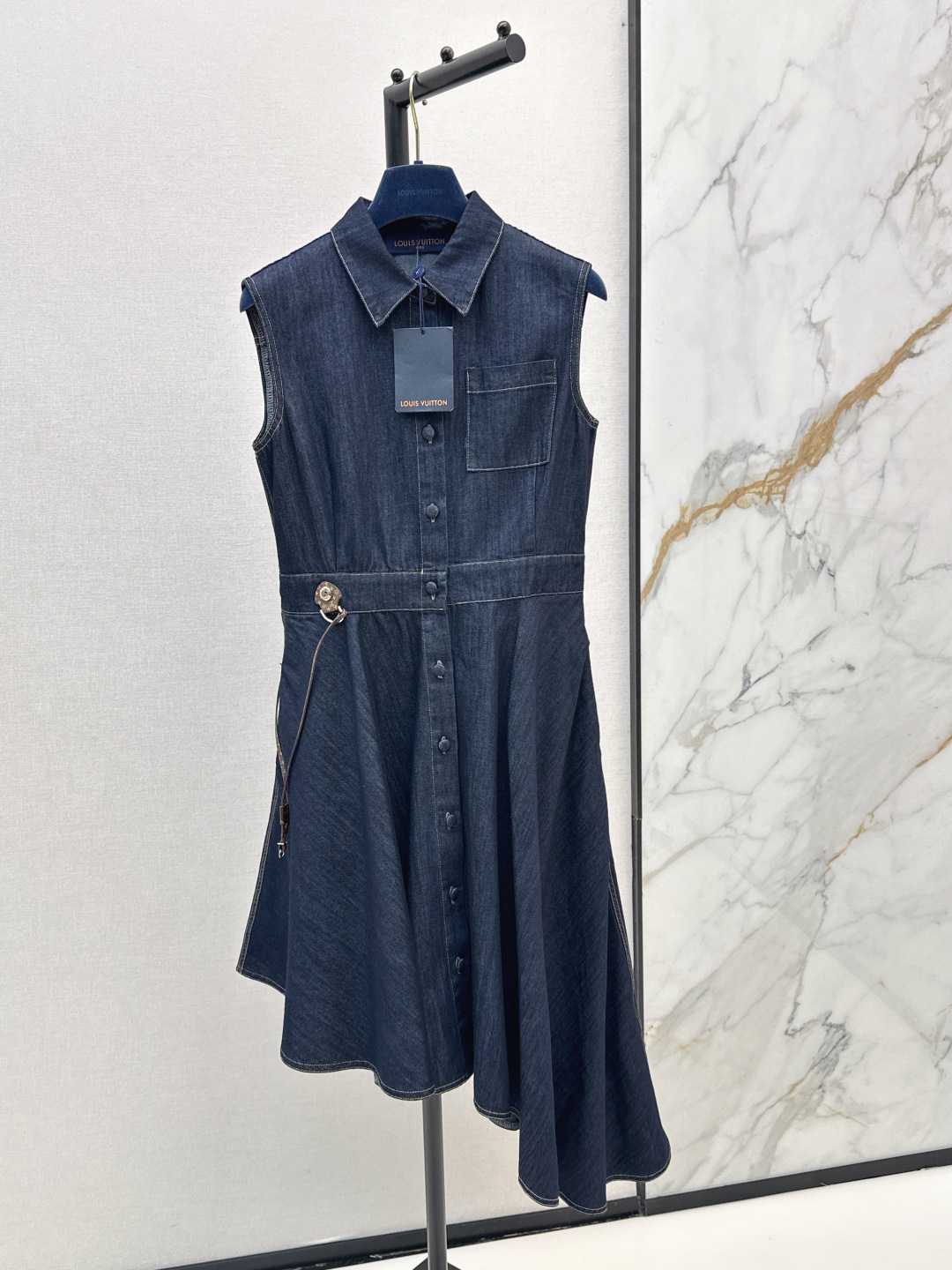 NO:846061,L's 26Ss - the latest spring and summer lapel denim dress. Retro denim washed texture and hammered texture. Skin-friendly drape. Shirt lapel + sleeveless tailoring. Clean and elegant. Single-breasted design. Presbyopic belt on the side embellished with irregular skirt design to enhance the look. Easy to control for commuting and traveling in daily life. Friendly pear-shaped body. Covers the flesh to show height. One color ready for sale. sml,, louis vuitton, skirts, shirts,19860909L家 26Ss————春夏最新款翻领牛仔连衣裙 复古牛仔水洗肌理与锤坠质感 亲肤垂坠感 衬衫翻领+无袖剪裁利落大气 单排扣设计 侧边老花腰带点缀不规则裙摆设计提升造型感 通勤 出游 日常都能轻松驾驭 梨形身材友好 遮肉显高 一色现货发售sml,,louis vuitton,skirts,shirts,,Women's clothing