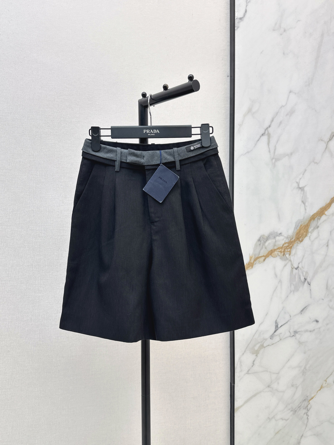 NO:846079,PD 26Ss————The latest spring and summer contrasting girdle design mid-pants gray contrasting girdle waist headband brand logo logo patch loose straight version high waist tailoring versatile style two colors ready for sale sml,,19860909PD 26Ss————春夏最新款撞色腰封设计中裤灰色撞色腰封 腰头饰品牌标识徽标贴饰宽松直筒版型 高腰剪裁 百搭款 两色现货发售sml,,,Women's clothing