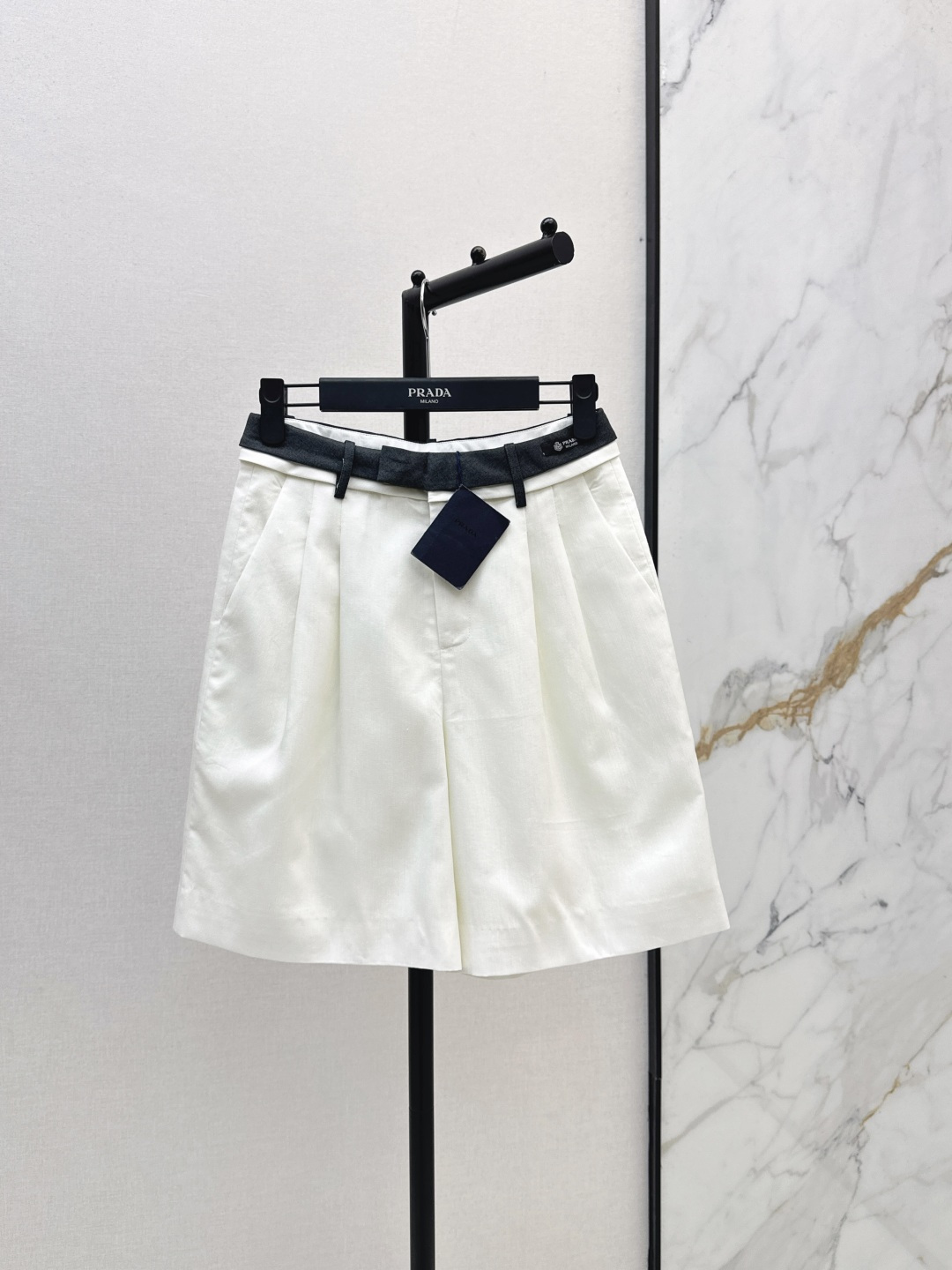 NO:846023,PD 26Ss————The latest spring and summer contrasting girdle design mid-pants gray contrasting girdle waist headband brand logo logo patch loose straight version high waist tailoring versatile style two colors ready for sale sml,,19860909PD 26Ss————春夏最新款撞色腰封设计中裤灰色撞色腰封 腰头饰品牌标识徽标贴饰宽松直筒版型 高腰剪裁 百搭款 两色现货发售sml,,,Women's clothing