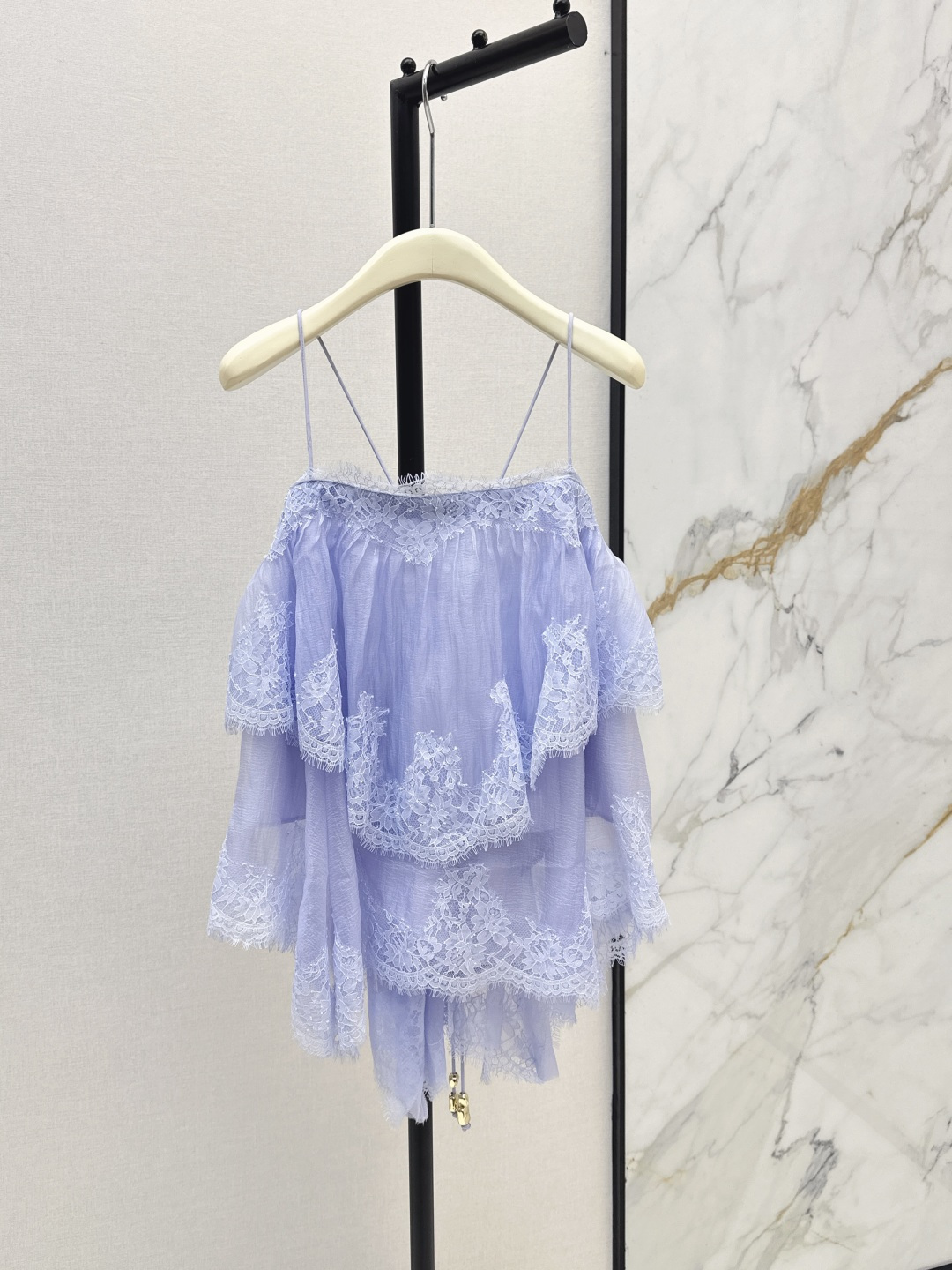 NO:845986,Fashionable niche design 26Ss————The latest spring and summer splicing lace layered suspender top is sweet and age-reducing. It is very fresh to wear in summer and is also suitable for vacation. A whole elegant lady Look~~ Two colors are available for sale smlxl,,19860909时髦小众设计 26Ss————春夏最新款拼接蕾丝层层叠叠吊带上衣甜美减龄 夏天穿很清新 度假也很适合 一整个优雅小姐姐Look～～ 两色现货发售smlxl,,,Women's clothing