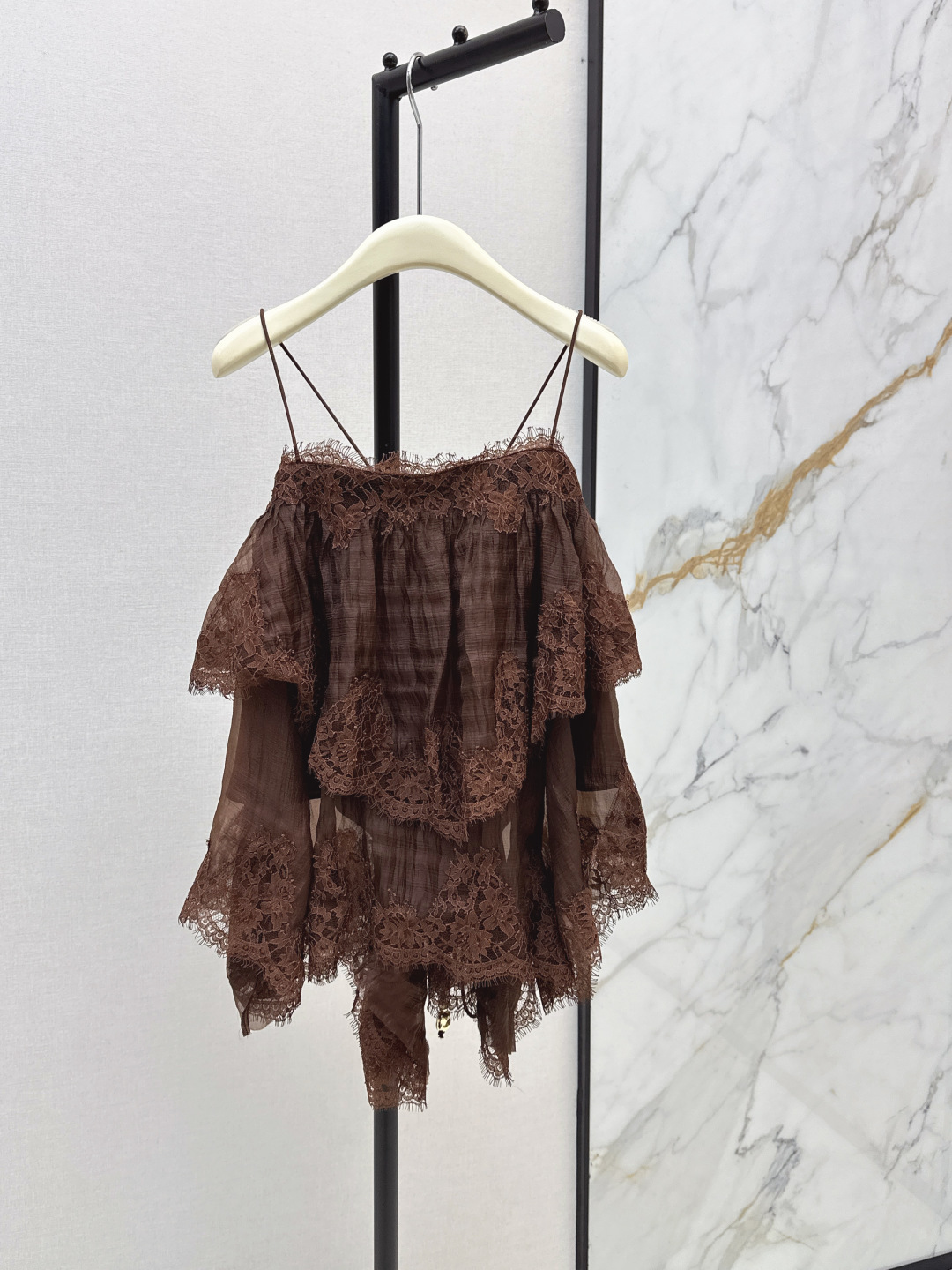 NO:845982,Fashionable niche design 26Ss————The latest spring and summer splicing lace layered suspender top is sweet and age-reducing. It is very fresh to wear in summer and is also suitable for vacation. A whole elegant lady Look~~ Two colors are available for sale smlxl,,19860909时髦小众设计 26Ss————春夏最新款拼接蕾丝层层叠叠吊带上衣甜美减龄 夏天穿很清新 度假也很适合 一整个优雅小姐姐Look～～ 两色现货发售smlxl,,,Women's clothing