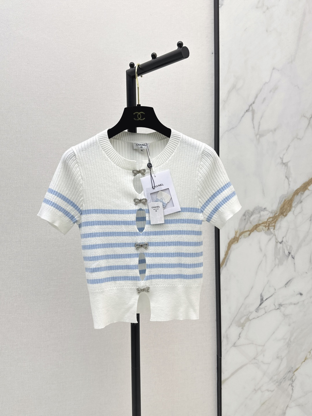 NO:845973,C Home 26Ss - the latest bow-decorated striped knitted top for spring and summer. The striped color scheme is also very good-looking. It makes you look younger and more fashionable in a second. Super light yarn. Not afraid of the sultry heat in summer. Very breathable. One color ready for sale sml,,chanel,19860909C家 26Ss———春夏最新款蝴蝶结装饰条纹针织上衣 条纹配色也很好看 一秒减龄又时髦 超级轻薄的纱线 夏季不怕闷热 透气性很好 一色现货发售sml,,chanel,,Women's clothing