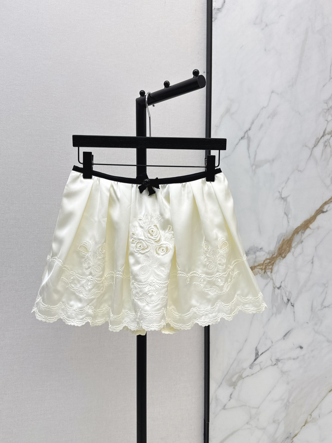 NO:845961,Fashionable niche design 26Ss - the latest heavy duty rose embroidered satin short culottes for spring and summer. The high-waisted A-line short version has a fluffy bud skirt. It hides the body and makes the waist slimmer. It can also raise the waistline to show the length of the legs. Wear two fake safety pants inside to prevent exposure. The overall style is exquisite and gentle. It can be salty or sweet and is suitable for creating a mature or girly look. Two colors are available for sale sml,,skirts,19860909时髦小众设计 26Ss————春夏最新款重工玫瑰花刺绣缎面短款裙裤 高腰A字短款版型自带蓬松感的花苞裙型 藏肉显瘦 又能拉高腰线显腿长 内搭安全裤假两件防走光 整体风格精致又温柔 可盐可甜很适合打造轻熟或少女感穿搭 两色现货发售sml,,skirts,,Women's clothing