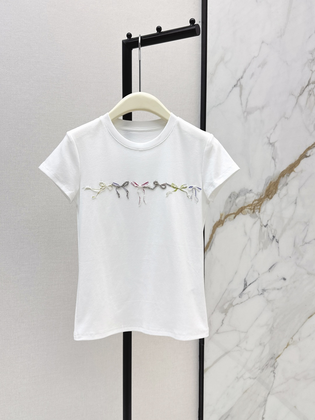 NO:845949,Trendy niche design 26Ss————The latest spring and summer Korean style fresh style colorful ribbon bow beaded short-sleeved T-shirt. The fabric is soft and comfortable. The round neck version is versatile and does not flatter the upper body. It is the savior of lazy people in the wardrobe. The straight shoulders and slightly slim waist design have neat lines. It is elegant and easy to wear for age reduction. A must-have for daily wear. Highly recommended for personal use. A versatile and versatile item.  Three colors ready for sale sml,, T-shirt, tees, t-shirt,19860909时髦小众设计 26Ss————春夏最新款韩系清新风彩色丝带蝴蝶结串珠短袖T恤 面料柔软舒适 圆领版型百搭不挑人上身巨显瘦 是衣柜里的懒人救星款 正肩微修身收腰设计线条利落 减龄精致大气又好穿 日常穿搭必备 强烈推荐自留款 万能的百搭单品 三色现货发售sml,,T-shirt,tees，t-shirt,,Women's clothing
