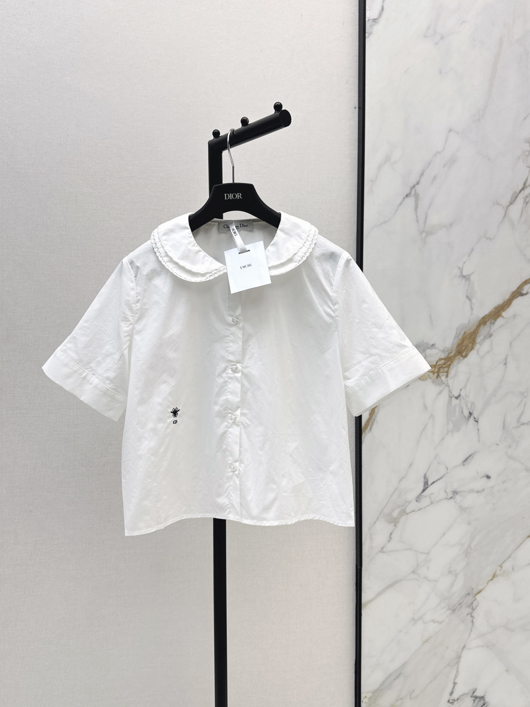 NO:845937,CD 26Ss————The latest spring and summer short-sleeved shirts with doll collars, embroidered lace and tiered collars are like the poetry of French palaces. White-toned pure cotton fabrics. The texture is crisp but gentle. The logo embroidered Little Bee brand logo low-key highlights the identity. It injects a lazy French accent into the overall look. Available in stock in one color, sml, shirts, T-shirt,19860909CD 26Ss————春夏最新款娃娃领短袖衬衫绣花边层叠领如法式宫廷的诗意 白调的纯棉面料 质感挺括却不失温柔 logo刺绣小蜜蜂品牌标识低调彰显身份 为整体造型注入慵懒的法式腔调 一色现货发售sml,,shirts,T-shirt,,Women's clothing