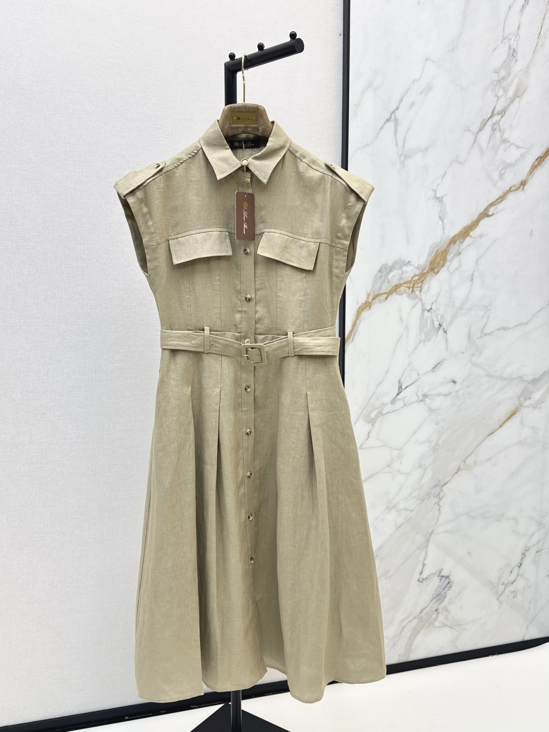 NO:845925,LP 26Ss————The latest Italian minimalist style long linen dress for spring and summer. It can be used for exquisite commuting or fashionable outings. The lapel design modifies the neck. It shows a small face. A super practical dress. The length is below the knee. It shows the thinnest ankle part. It is particularly slim. It is a little expert in hiding the flesh. Paired with a belt to divide the golden proportion figure. Two colors are available for sale now: sml, loro piana, skirts, gold,19860909LP 26Ss————春夏最新款意式极简风长款亚麻连衣裙 可精致通勤也可时髦出街 翻领设计修饰颈脖 显脸小 超级实穿的连衣裙 长度在膝盖以下 露出最瘦的脚踝部分 特别显瘦 藏肉小能手 搭配腰带分割黄金比例身材 两色现货发售sml,,loro piana,skirts,gold,,Women's clothing
