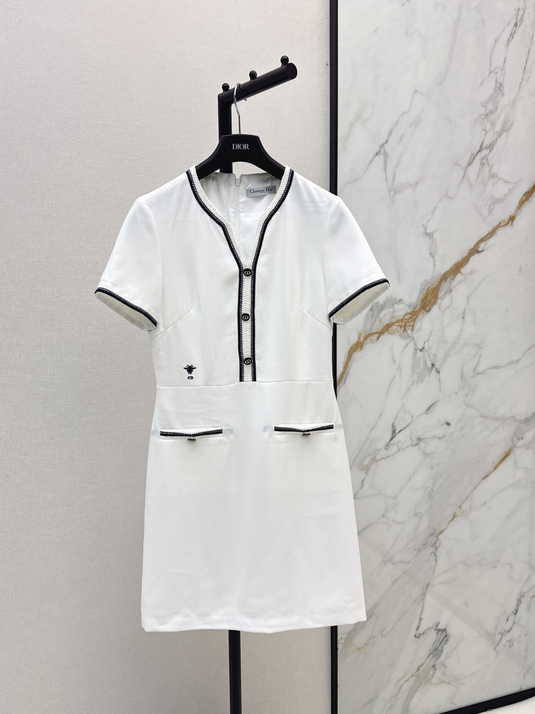 NO:856416,CD 26Ss————The latest spring and summer contrasting color trimmed V-neck dress is fashionable, low-key, luxurious and high-end. The version is versatile and not picky. Original customized technical fabric. One color ready for sale sml,,skirts,19860909CD 26Ss————春夏最新款撞色镶边V领连衣裙时髦低调气质又奢华高级 版型百搭不挑人 原版定制科技面料 一色现货发售sml,,skirts,,Women's clothing