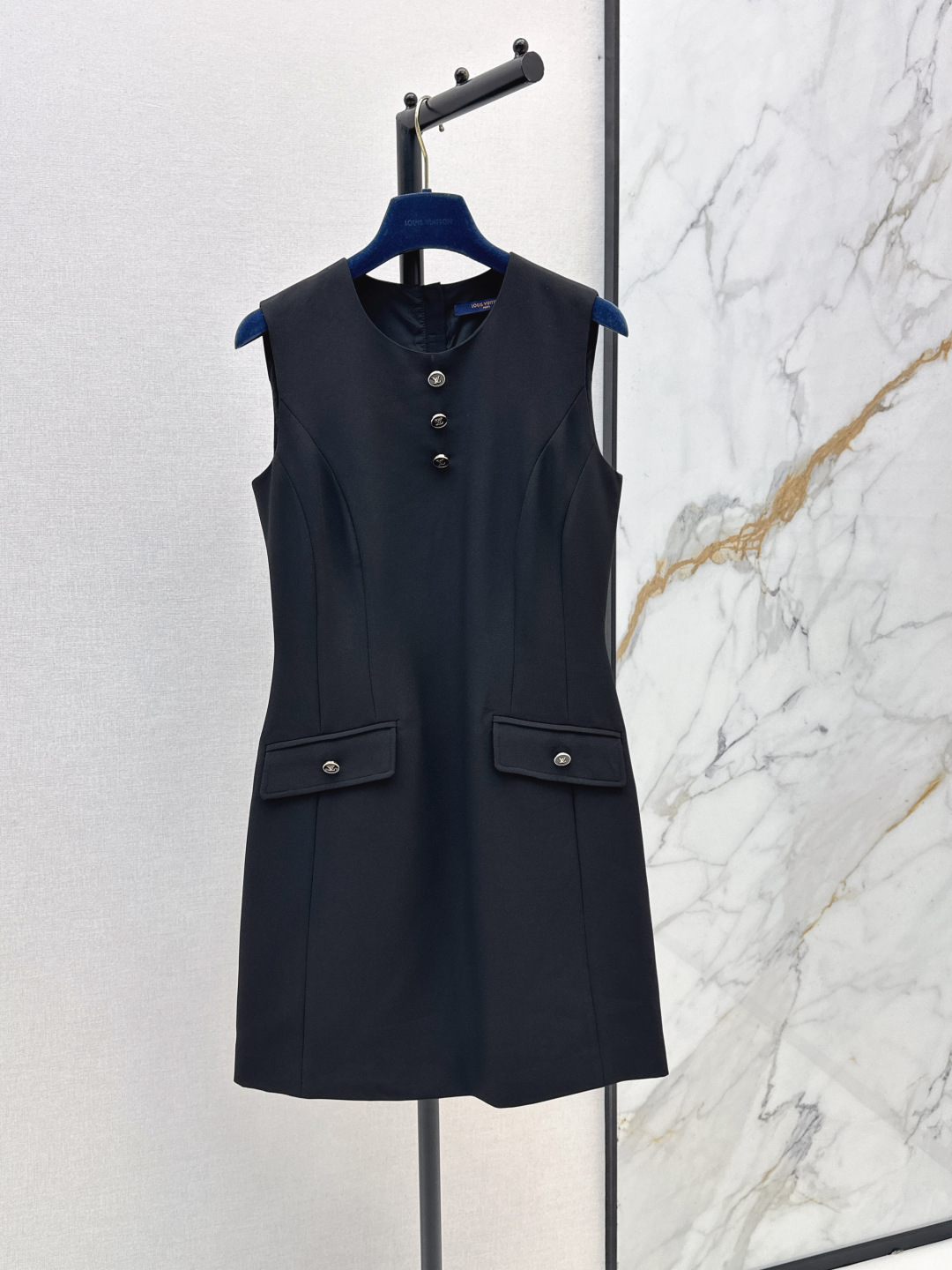 NO:856365,L's 26Ss - the latest button-embellished sleeveless dress for spring and summer. The style is super western. The upper body is casually high-end and effortlessly fashionable. The overall style is simple and generous. The silhouette is comfortable to wear. It is intellectual and atmospheric. It creates a cool and high-end feel. Two colors are on sale now. SML, Louis Vuitton, Skirts,19860909L家 26Ss————春夏最新款纽扣装饰无袖连衣裙版型超洋气 上身就一整个不经意的高级 毫不费力的时髦 整体简约大方 廓形穿着舒适 知性大气 打造飒爽高级感 两色现货发售sml,,louis vuitton,skirts,,Women's clothing