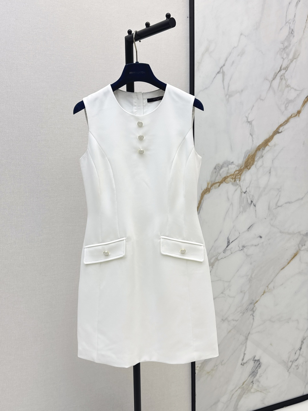 NO:856375,L's 26Ss - the latest button-embellished sleeveless dress for spring and summer. The style is super western. The upper body is casually high-end and effortlessly fashionable. The overall style is simple and generous. The silhouette is comfortable to wear. It is intellectual and atmospheric. It creates a cool and high-end feel. Two colors are on sale now. SML, Louis Vuitton, Skirts,19860909L家 26Ss————春夏最新款纽扣装饰无袖连衣裙版型超洋气 上身就一整个不经意的高级 毫不费力的时髦 整体简约大方 廓形穿着舒适 知性大气 打造飒爽高级感 两色现货发售sml,,louis vuitton,skirts,,Women's clothing