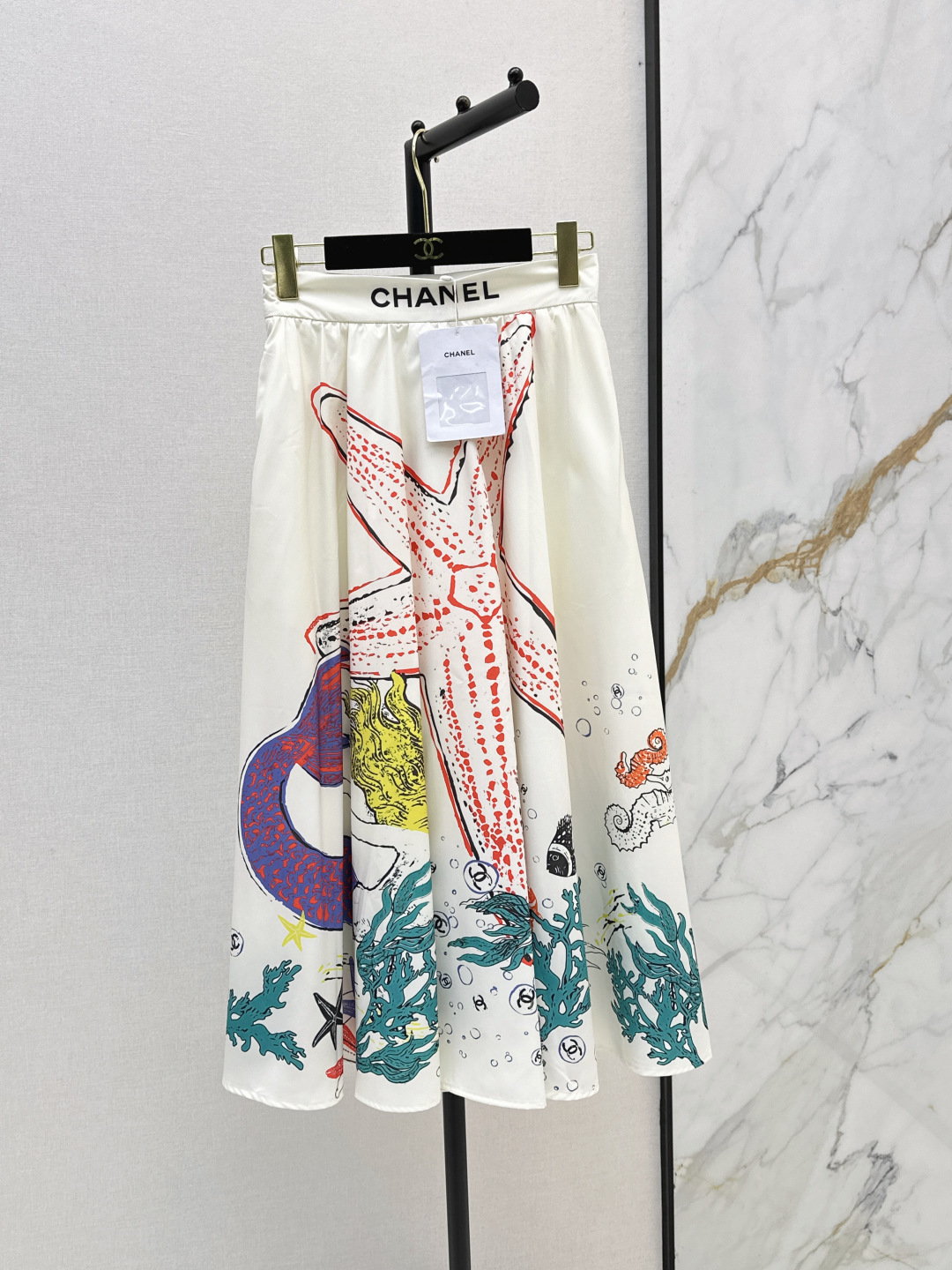 NO:856386,C Home 26Ss————The latest printed umbrella skirt for spring and summer. Positioned printing. A very thoughtful one. The upper body is cool and sassy. It is made of customized high-quality fabrics. The texture is fine and the cotton feels natural. It is muscular yet soft. Neat and three-dimensional tailoring. One color ready for sale sml,,chanel,skirts,19860909C家 26Ss————春夏最新款印花伞状半裙 定位印花 非常用心的一款 上身又酷又飒爽 采用定制高品质面料 纹理细腻棉感自然 既有筋骨感又不失柔软 利落立体剪裁 一色现货发售sml,,chanel,skirts,,Women's clothing