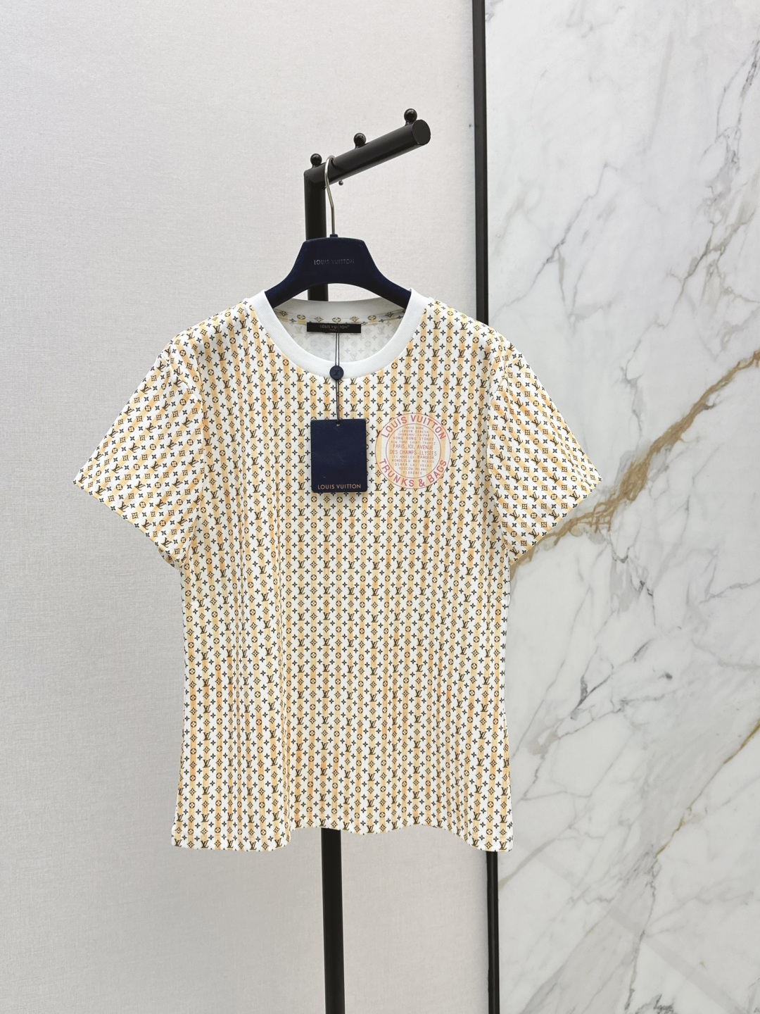 NO:856403,Ljia 26Ss————The latest spring and summer presbyopic pattern round-neck T-shirt has a high density. It feels super good and the details are perfect. The regular version is not picky at all. It is simple and elegant. It instantly enhances your temperament. Two colors are available for sale now. SML, louis vuitton, tees, t-shirt,19860909L家 26Ss————春夏最新款老花图案圆领T恤密度很高 手感超好 细节完美 常规版型 上身完全不挑人简单大方 瞬间提升气质 两色现货发售sml,,louis vuitton,tees，t-shirt,,Women's clothing
