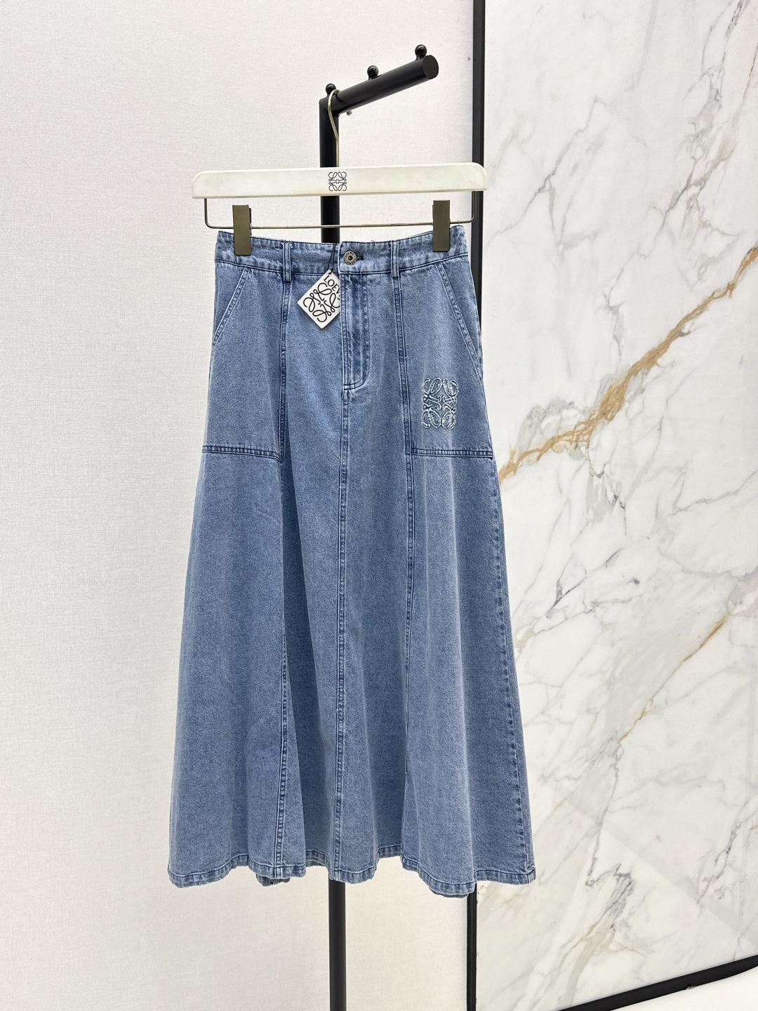NO:856413,Loe 26Ss————The latest spring and summer style umbrella-shaped denim skirt with logo embroidery decoration. Super fashionable. The upper body is cool and sassy with unique tones. The texture is fine and the cotton feels natural and has a muscular feel. Two colors are available in stock. sml,,loewe,skirts,19860909Loe 26Ss————春夏最新款logo刺绣装饰伞状牛仔半裙 超时髦 个性色调上身又酷又飒爽 纹理细腻棉感自然 有筋骨感 两色现货发售sml,,loewe,skirts,,Women's clothing