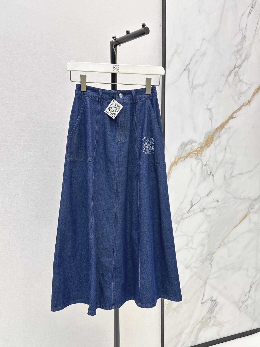 NO:856421,Loe 26Ss————The latest spring and summer style umbrella-shaped denim skirt with logo embroidery decoration. Super fashionable. The upper body is cool and sassy with unique tones. The texture is fine and the cotton feels natural and has a muscular feel. Two colors are available in stock. sml,,loewe,skirts,19860909Loe 26Ss————春夏最新款logo刺绣装饰伞状牛仔半裙 超时髦 个性色调上身又酷又飒爽 纹理细腻棉感自然 有筋骨感 两色现货发售sml,,loewe,skirts,,Women's clothing