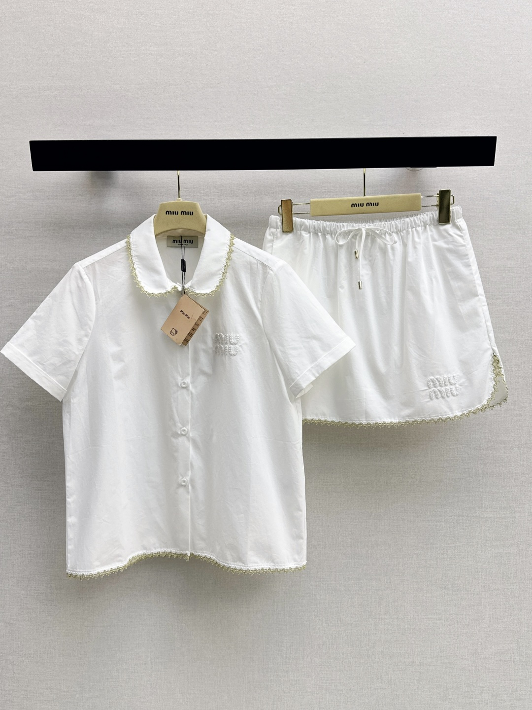 NO:856447,Miu 26Ss - the latest spring and summer age-reducing Miu style outfit. A cute style. Full of small details. Exquisite workmanship. Age-reducing fashion. Good HOLD style. Won the hearts of fairies. One-color ready sale sml,,miumiu,19860909Miu 26Ss———春夏最新款减龄缪系穿搭套装可A可乖的风格 满满小细节太加分 做工精致 减龄时尚 好HOLD住造型 深得仙女心一套出 一色现货发售sml,,miumiu,,Women's clothing