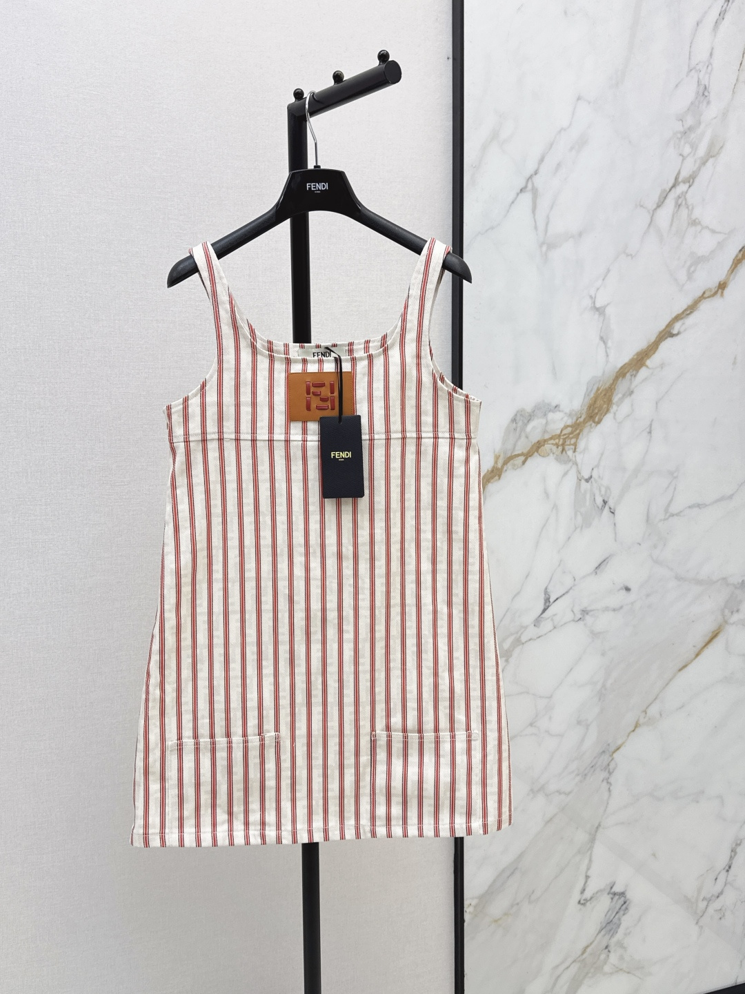 NO:856378,FD 26Ss————The latest striped sleeveless dress for spring and summer has a super western style. The upper body is casually high-end and effortlessly fashionable. The overall shape is simple and elegant. The silhouette is comfortable to wear. It is intellectual and atmospheric. It creates a cool and high-end feeling. One color ready for sale sml,,skirts,19860909FD 26Ss————春夏最新款条纹无袖连衣裙版型超洋气 上身就一整个不经意的高级 毫不费力的时髦 整体简约大方 廓形穿着舒适 知性大气 打造飒爽高级感 一色现货发售sml,,skirts,,Women's clothing