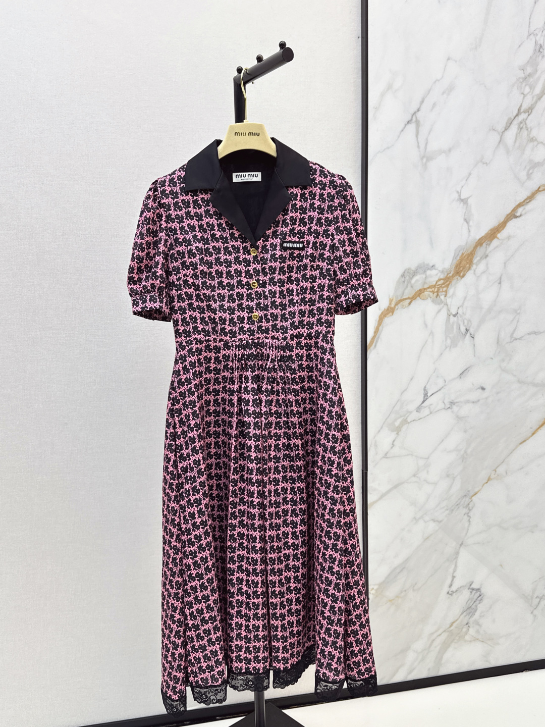 NO:856388,Miu 26Ss————The latest spring and summer contrasting color lapel long dress, high-end mid-century romantic skirt, retro style, sweet or salty, fashionable and advanced upper body, versatile artifact, fairy or rustle, one color ready for sale sml,,miumiu,skirts,19860909Miu 26Ss————春夏最新款撞色翻领长款连衣裙高级中古风浪漫裙摆 复古风可甜可盐上身时髦又高级 百搭神器 可仙可飒 一色现货发售sml,,miumiu,skirts,,Women's clothing