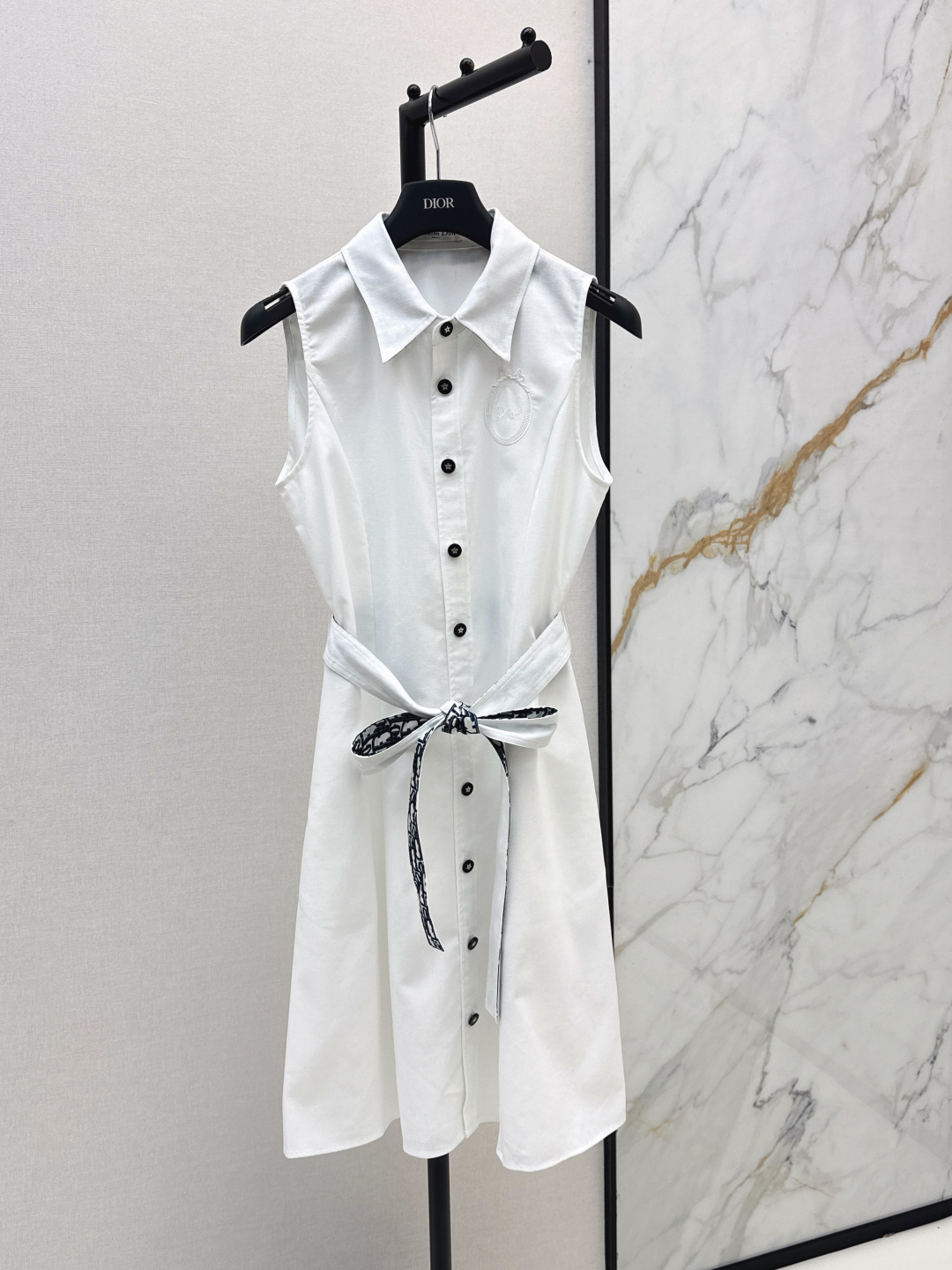 NO:856398,CD 26Ss————The latest spring and summer exquisite embroidered contrasting color sleeveless dress has a super western style. The upper body is casually high-end and effortlessly fashionable. The overall style is simple and generous. The silhouette is comfortable to wear. It is intellectual and atmospheric. It creates a cool and high-end sense. Three colors are available for sale sml,,skirts,19860909CD 26Ss————春夏最新款精致绣花撞色无袖连衣裙版型超洋气 上身就一整个不经意的高级 毫不费力的时髦 整体简约大方 廓形穿着舒适 知性大气 打造飒爽高级感 三色现货发售sml,,skirts,,Women's clothing
