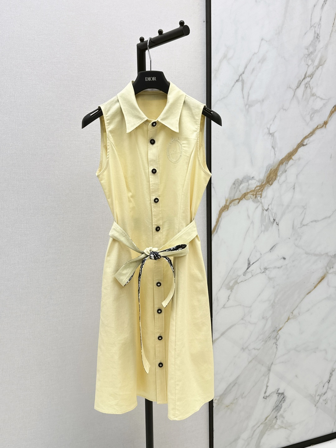NO:856407,CD 26Ss————The latest spring and summer exquisite embroidered contrasting color sleeveless dress has a super western style. The upper body is casually high-end and effortlessly fashionable. The overall style is simple and generous. The silhouette is comfortable to wear. It is intellectual and atmospheric. It creates a cool and high-end sense. Three colors are available for sale sml,,skirts,19860909CD 26Ss————春夏最新款精致绣花撞色无袖连衣裙版型超洋气 上身就一整个不经意的高级 毫不费力的时髦 整体简约大方 廓形穿着舒适 知性大气 打造飒爽高级感 三色现货发售sml,,skirts,,Women's clothing