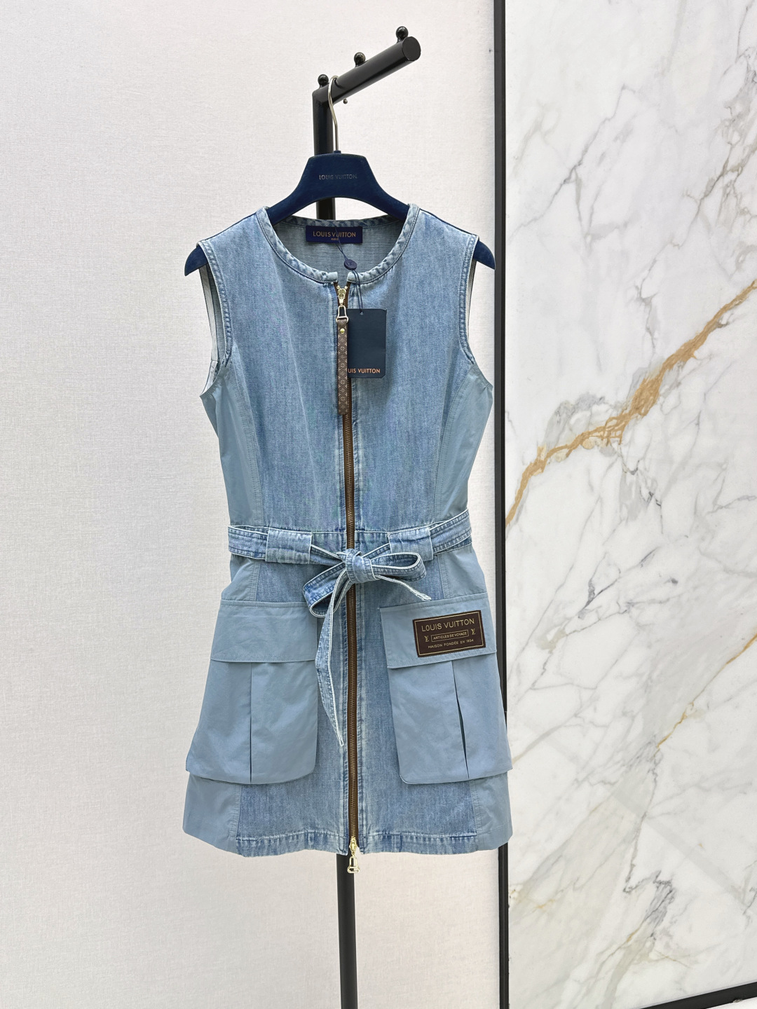 NO:856441,L Family 26Ss————The latest spring and summer logo-embellished sleeveless denim dress, new denim, nostalgic series, plain denim with distressed effect, good appearance, versatile and worry-free, just a very clean feeling, a must-have for everyone, really great, washed denim cotton that feels very comfortable, old enzyme-washed style, one color ready for sale smlxl,, louis vuitton, skirts,19860909L家 26Ss————春夏最新款徽标装饰无袖牛仔连衣裙新款牛仔 怀旧感系列 做旧效果素颜牛仔 高颜值 百搭无烦恼 就是很干净的感觉 人手必备 真的很赞 手感很舒服的洗水牛仔棉 做旧酵洗造型 一色现货发售smlxl,,louis vuitton,skirts,,Women's clothing