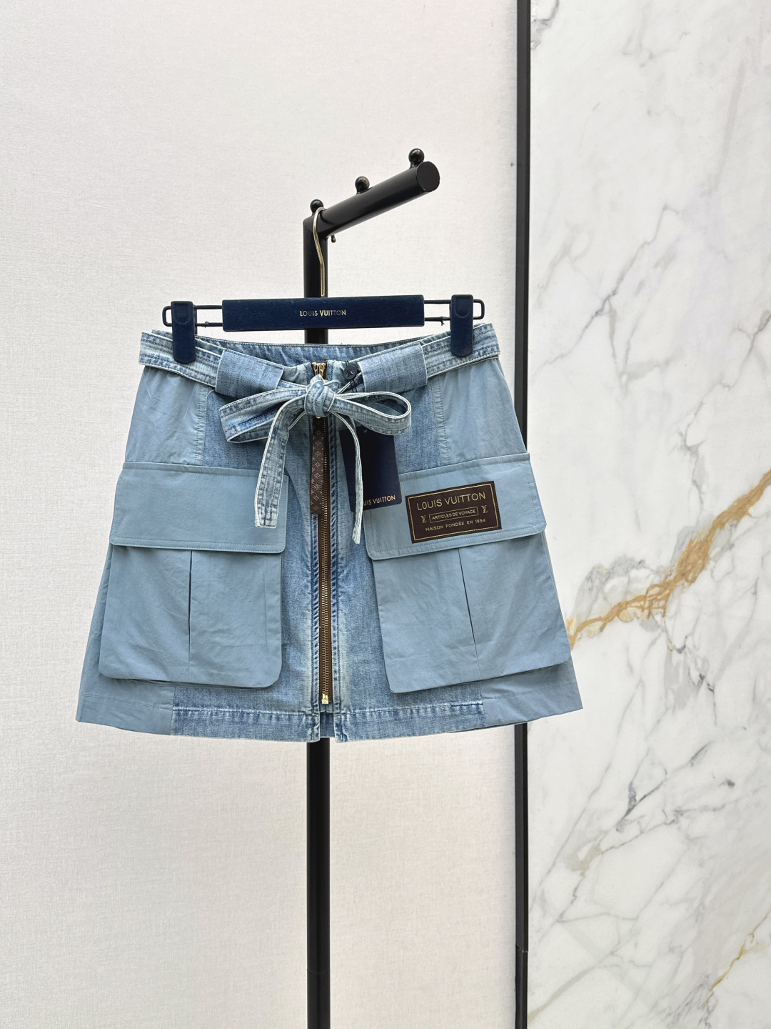 NO:856450,L's 26Ss - the latest spring and summer logo-embellished strappy denim skirt. New denim. Nostalgic series. Plain denim with distressed effect. Good looks. Versatile and worry-free. It feels very clean. A must-have. It's really great. Washed denim cotton that feels very comfortable. Old enzyme-washed style. One color ready for sale. smlxl, louis vuitton, skirts,19860909L家 26Ss————春夏最新款徽标装饰绑带牛仔半裙 新款牛仔 怀旧感系列 做旧效果素颜牛仔 高颜值 百搭无烦恼 就是很干净的感觉 人手必备 真的很赞 手感很舒服的洗水牛仔棉 做旧酵洗造型 一色现货发售smlxl,,louis vuitton,skirts,,Women's clothing