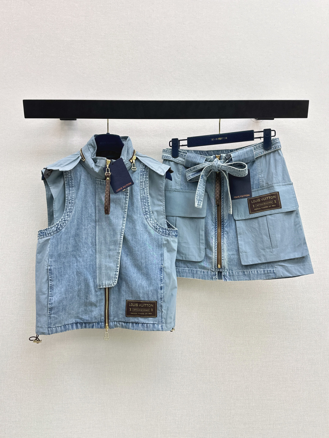 NO:856458,L Family 26Ss————The latest style of spring and summer logo-decorated sleeveless denim vest, new denim, nostalgic series, plain denim with distressed effect, good appearance, versatile and worry-free, just a very clean feeling, a must-have, really great, washed denim cotton that feels very comfortable, old enzyme-washed style, one color ready for sale smlxl,, louis vuitton,19860909L家 26Ss————春夏最新款徽标装饰无袖牛仔马甲新款牛仔 怀旧感系列 做旧效果素颜牛仔 高颜值 百搭无烦恼 就是很干净的感觉 人手必备 真的很赞 手感很舒服的洗水牛仔棉 做旧酵洗造型 一色现货发售smlxl,,louis vuitton,,Women's clothing