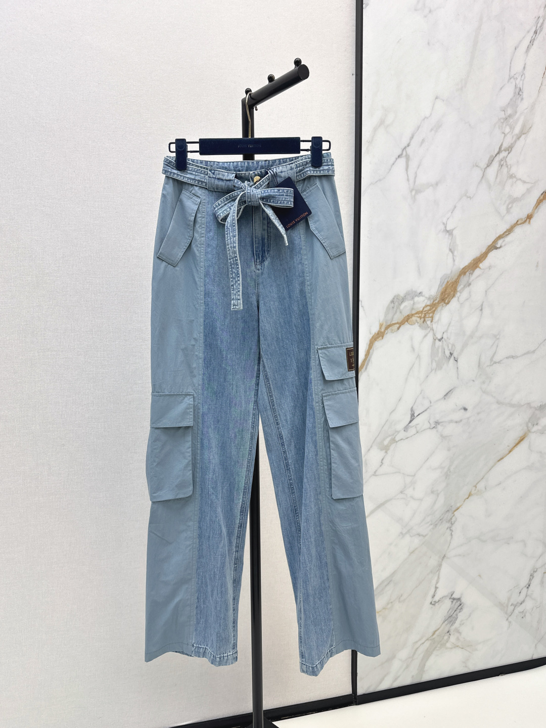 NO:856469,L's 26Ss - the latest style of distressed denim trousers with logo decoration for spring and summer, new denim, nostalgic series, plain denim with distressed effect, good appearance, versatile and worry-free, just a very clean feeling, a must-have, really great, washed denim cotton that feels very comfortable, old enzyme-washed style, one color ready for sale smlxl,, louis vuitton,19860909L家 26Ss————春夏最新款徽标装饰做旧牛仔长裤 新款牛仔 怀旧感系列 做旧效果素颜牛仔 高颜值 百搭无烦恼 就是很干净的感觉 人手必备 真的很赞 手感很舒服的洗水牛仔棉 做旧酵洗造型 一色现货发售smlxl,,louis vuitton,,Women's clothing