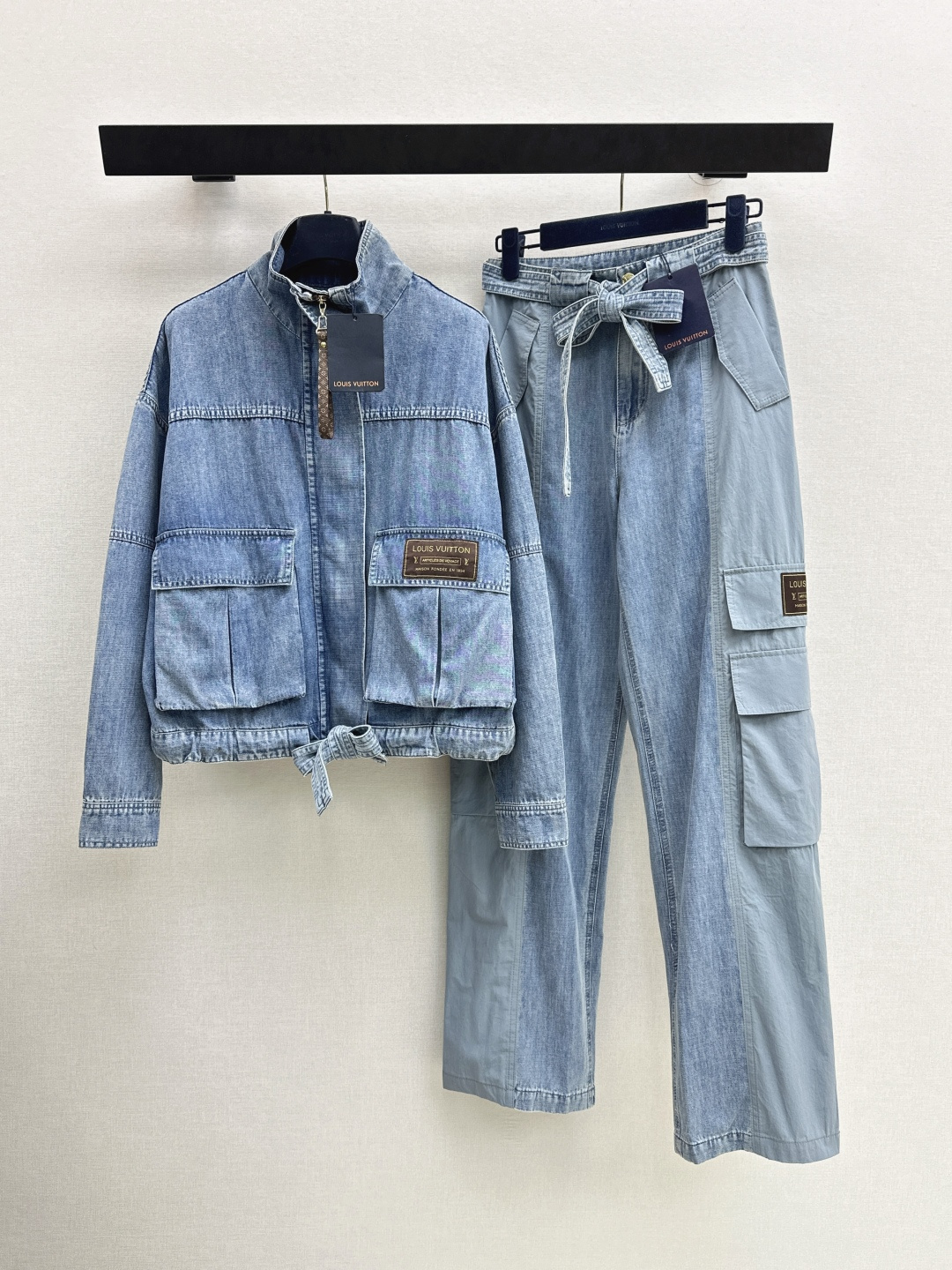 NO:856478,L Family 26Ss————The latest style of spring and summer logo decorated distressed washed denim jackets, new denim, nostalgic series, plain denim with distressed effect, high appearance, versatile and trouble-free, just a very clean feeling, a must-have for everyone, really great, washed denim cotton that feels very comfortable, distressed enzyme-washed style, one color ready for sale smlxl,, louis vuitton, jackets & coats,19860909L家 26Ss————春夏最新款徽标装饰做旧洗水牛仔外套新款牛仔 怀旧感系列 做旧效果素颜牛仔 高颜值 百搭无烦恼 就是很干净的感觉 人手必备 真的很赞 手感很舒服的洗水牛仔棉 做旧酵洗造型 一色现货发售smlxl,,louis vuitton,jackets & coats,,Women's clothing