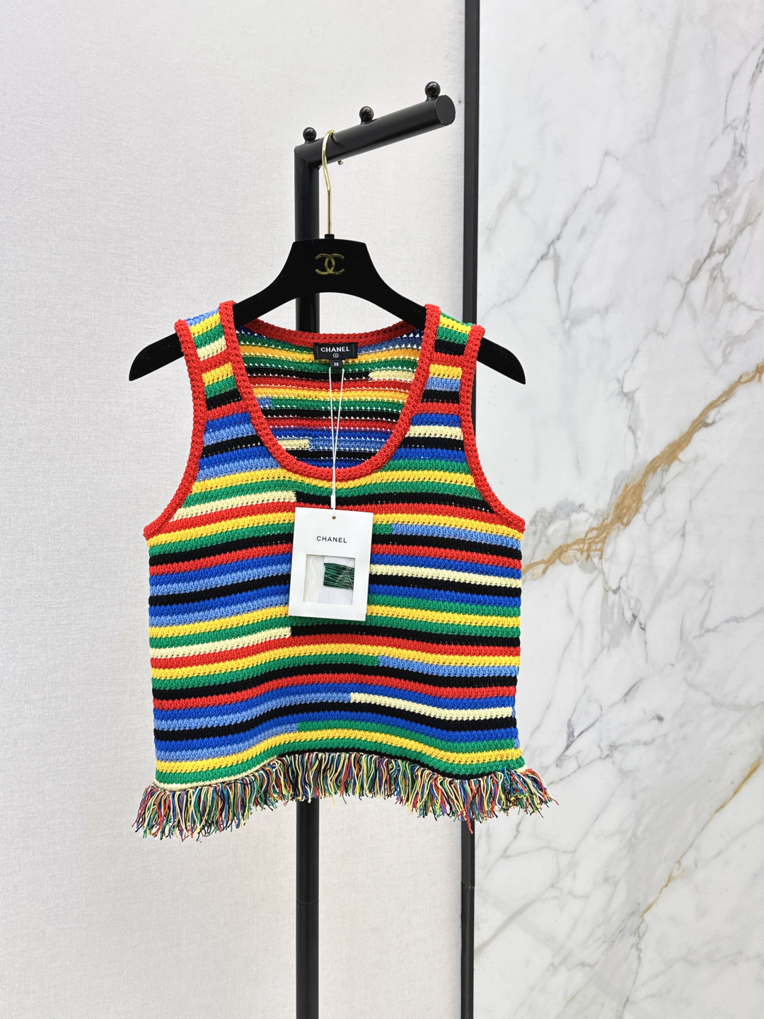 NO:856489,C Home 26Ss————The latest coco Beach beach series striped tassel knitted vest for spring and summer. The rainbow stripe design is super eye-catching. The tassel hem is retro and lively. Soft knitted fabric. Super comfortable to wear in summer. The vest has a red border. The skirt has a brand logo. Perfect details. Perfect for vacation beach or daily leisure. Pair with straw hat sandals to easily get a summer atmosphere. One color ready for sale sml,,chanel,sandals,skirts,hats,19860909C家 26Ss————春夏最新款coco Beach沙滩系列条纹流苏针织背心 彩虹条纹设计超吸睛 流苏下摆复古又活泼 柔软针织面料 夏天穿超舒服 背心红边框 半身裙有品牌标志 细节满分 超适合度假沙滩或日常休闲 搭配草帽凉鞋轻松get夏日氛围感 一色现货发售sml,,chanel,sandals,skirts,hats,,Women's clothing