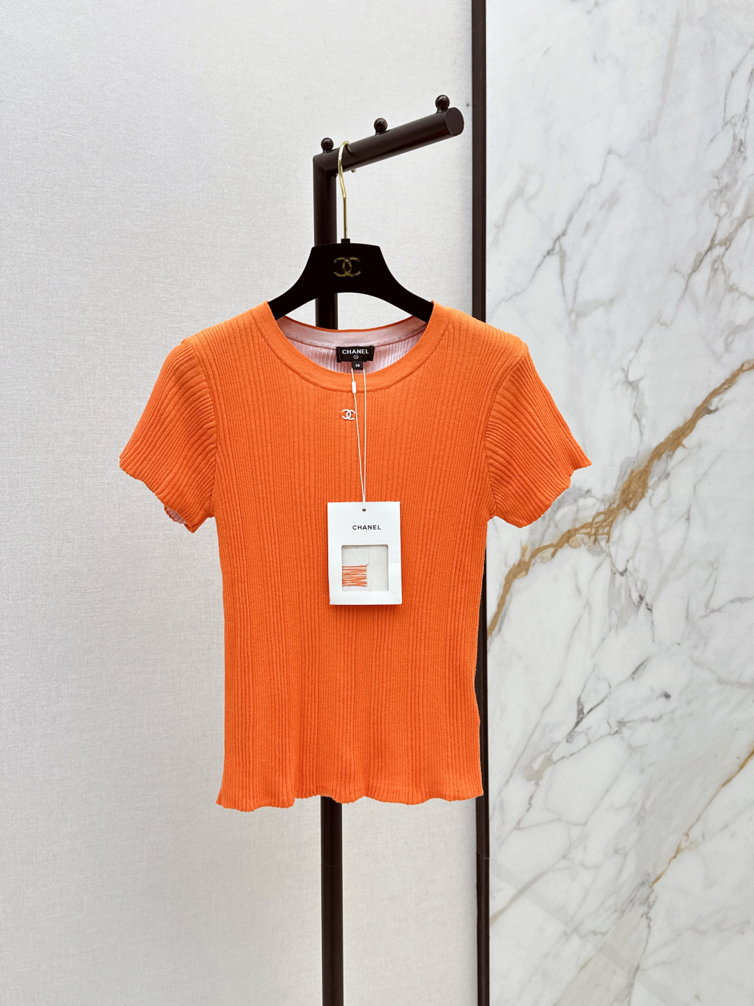 NO:856498,High version C Home 26Ss————The latest Coco girl beach series imported yarn in spring and summer. Two-color craftsmanship slim knitted short-sleeved tops. Metal accessories design is versatile and fashionable. Swiss machine 18-needle craftsmanship imported yarn texture is delicate and comfortable. Bai Fumei must-have style. Not picky. The upper body is very slim. Delivered in dust-proof bag packaging. Four colors ready for delivery. SML, chanel, T-shirt,19860909高版本 C家 26Ss————春夏最新款Coco女孩beach沙滩系列进口纱线双色工艺修身针织短袖上衣金属配件设计百搭减龄又时髦 瑞士机18针工艺进口纱线质感细腻舒适 白富美必备穿搭版型不挑人上身巨显瘦 配送防尘布袋包装 四色现货发sml,,chanel,T-shirt,,Women's clothing