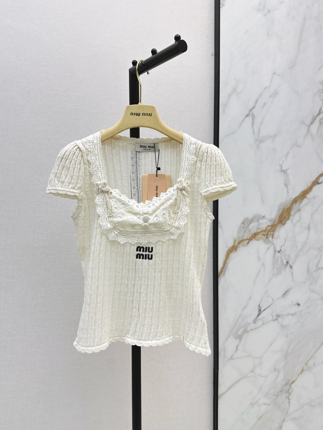 NO:856534,Miu 26Ss————The latest pure lust-style slim-fit short-sleeved sweater for spring and summer. Soft knitted fabric. Comfortable and breathable. Very suitable for spring and autumn. Full of college style. The slim fit can easily cover the flesh and make you slim. It can be easily used for commuting and dating. Two colors are available for sale sml,,miumiu,T-shirt,19860909Miu 26Ss————春夏最新款纯欲风修身短袖针织衫柔软针织面料 舒适透气 春秋季节超适合 学院风满满 修身版型轻松遮肉显瘦 通勤约会日常都能轻松驾驭 两色现货发售sml,,miumiu,T-shirt,,Women's clothing