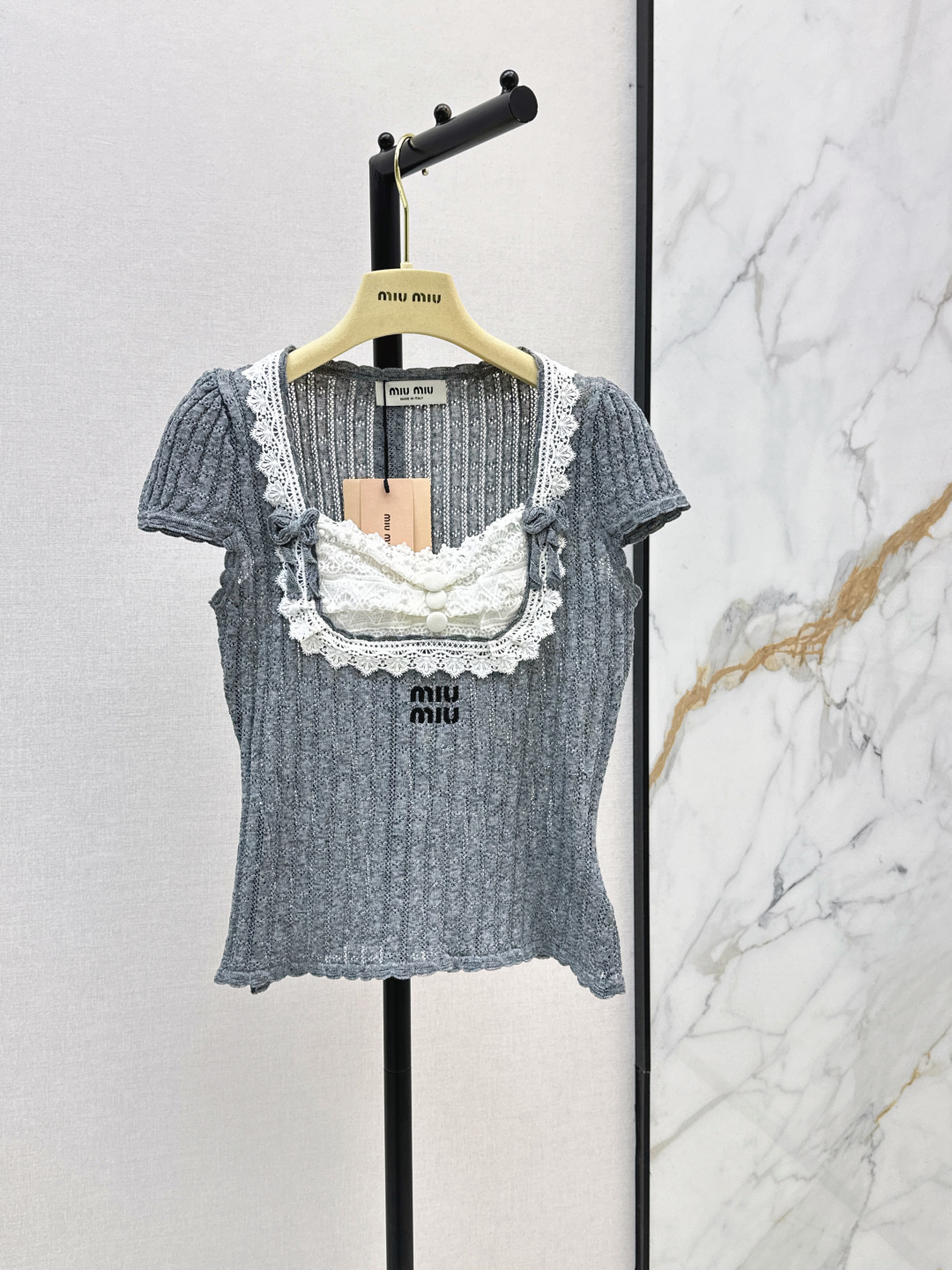 NO:856543,Miu 26Ss————The latest pure lust-style slim-fit short-sleeved sweater for spring and summer. Soft knitted fabric. Comfortable and breathable. Very suitable for spring and autumn. Full of college style. The slim fit can easily cover the flesh and make you slim. It can be easily used for commuting and dating. Two colors are available for sale sml,,miumiu,T-shirt,19860909Miu 26Ss————春夏最新款纯欲风修身短袖针织衫柔软针织面料 舒适透气 春秋季节超适合 学院风满满 修身版型轻松遮肉显瘦 通勤约会日常都能轻松驾驭 两色现货发售sml,,miumiu,T-shirt,,Women's clothing