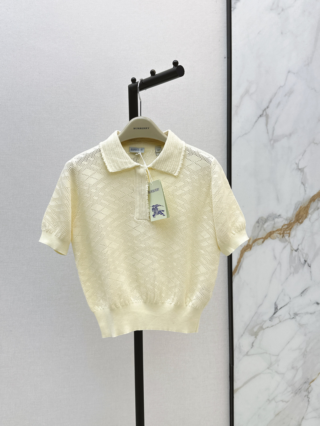 NO:856457,Bur 26Ss————The latest plaid woven lapel short-sleeved sweater for spring and summer. Soft knitted fabric. Comfortable and breathable. Very suitable for spring and autumn. Full of college style. The portable version can easily cover the flesh and look slim. It can be easily used for commuting and dating in daily life. One color ready for sale sml,, burberry, T-shirt,19860909Bur 26Ss————春夏最新款格纹提织翻领短袖针织衫柔软针织面料 舒适透气 春秋季节超适合 学院风满满 随身版型轻松遮肉显瘦 通勤约会日常都能轻松驾驭 一色现货发售sml,,burberry,T-shirt,,Women's clothing