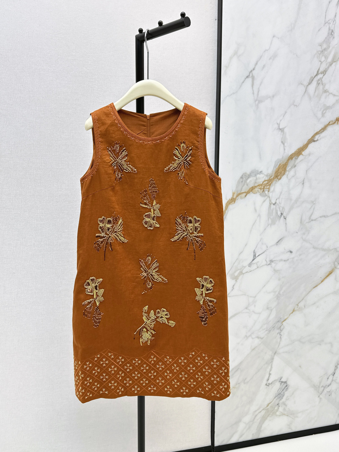 NO:856507,Fashionable niche design 26Ss————The latest heavy-weight sleeveless linen dress for spring and summer. It is also very stylish when worn on vacation. The sleeveless H-shaped cut is not flattering at all. It is made of linen blended fabric. Three colors are available in stock. sml,,skirts,19860909时髦小众设计 26Ss————春夏最新款重磅钉住无袖亚麻连衣裙 度假穿它也是很出片 无袖H版型剪裁完全不挑身材 采用亚麻混纺面料 三色现货发售sml,,skirts,,Women's clothing