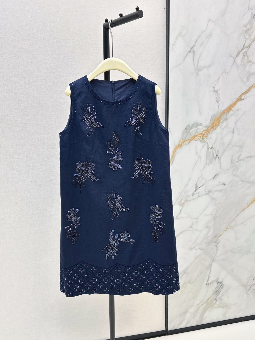 NO:856515,Fashionable niche design 26Ss————The latest heavy-weight sleeveless linen dress for spring and summer. It is also very stylish when worn on vacation. The sleeveless H-shaped cut is not flattering at all. It is made of linen blended fabric. Three colors are available in stock. sml,,skirts,19860909时髦小众设计 26Ss————春夏最新款重磅钉住无袖亚麻连衣裙 度假穿它也是很出片 无袖H版型剪裁完全不挑身材 采用亚麻混纺面料 三色现货发售sml,,skirts,,Women's clothing