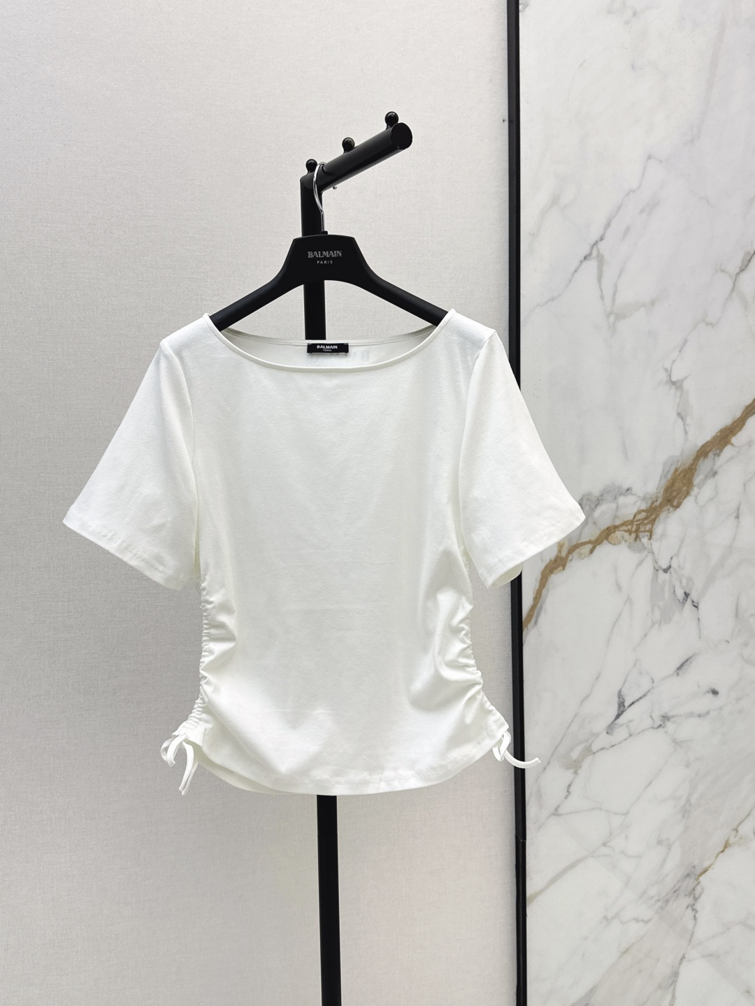NO:856532,Summer style sense, fashionable niche design 26Ss————The latest spring and summer T-shirt with double-sided drawstring pleat design. One-line collar design easily reveals the collarbone. Especially slim. Drawstring design on both sides. Good pleat feeling. Practical to cover the belly. Fashionable and stylish. Back-up letter logo printing embellishment. Two colors are available for sale now, sml, tees, t-shirt,19860909夏季造型感 时髦小众设计 26Ss————春夏最新款双侧抽绳褶皱设计T恤 一字领设计 轻松显露锁骨 特别显瘦 双侧是抽绳设计 褶皱感很好 遮住小肚腩实用感 时髦有型 后备字母logo印花点缀 两色现货发售sml,,tees，t-shirt,,Women's clothing